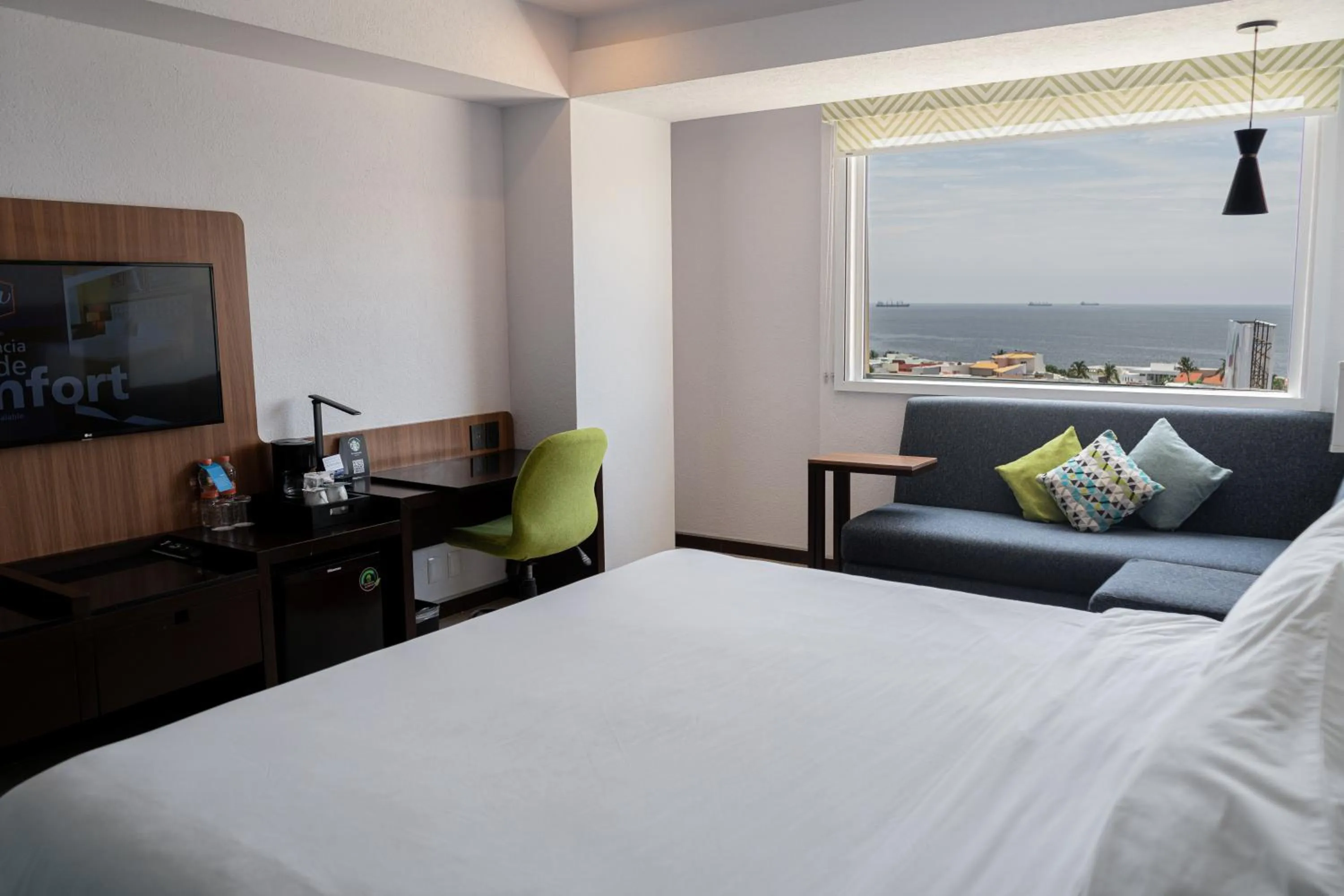 Bedroom, Bed in Hampton by Hilton Veracruz Boca Del Rio