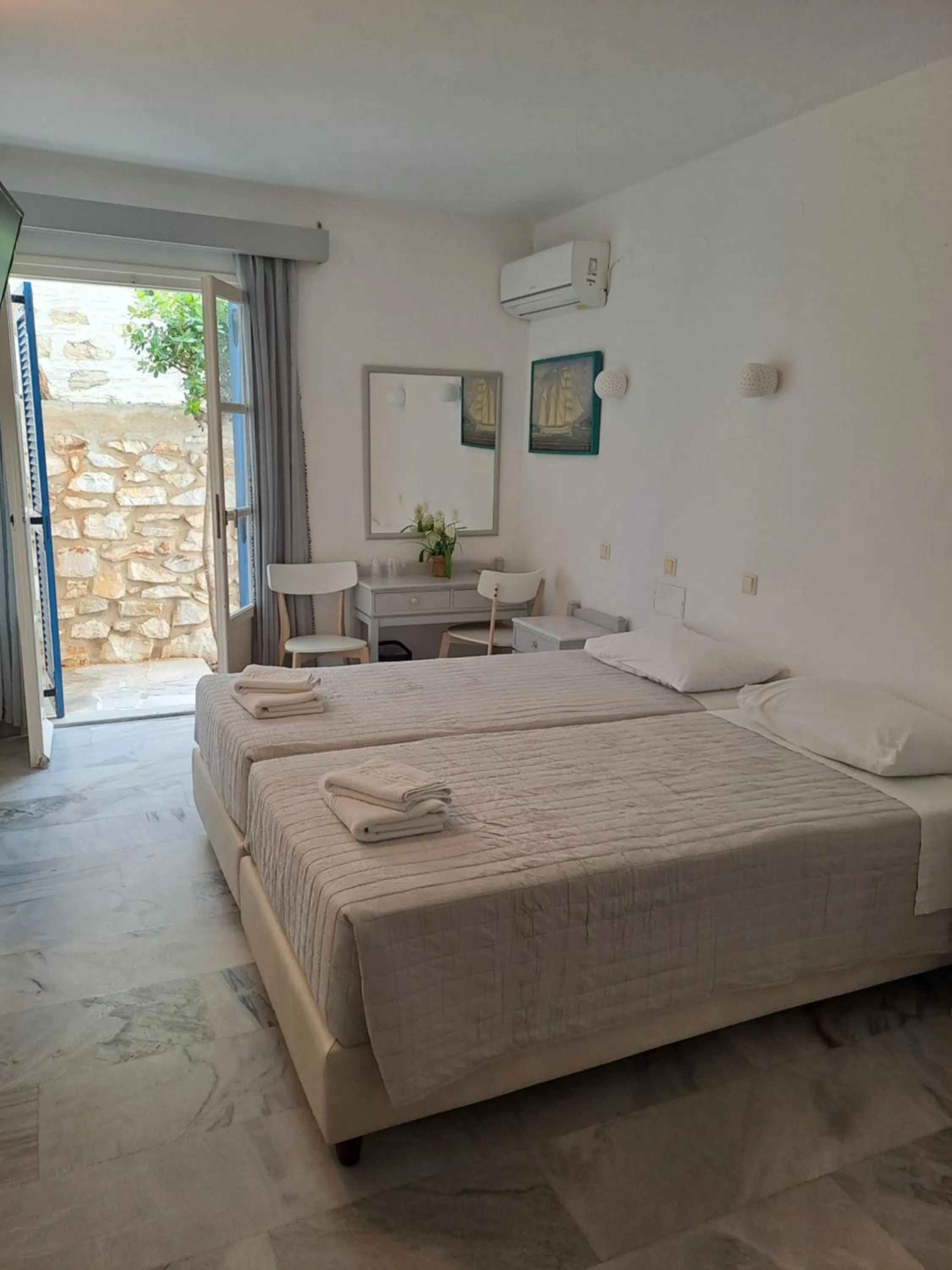 Bedroom, Bed in Hotel Aegeon