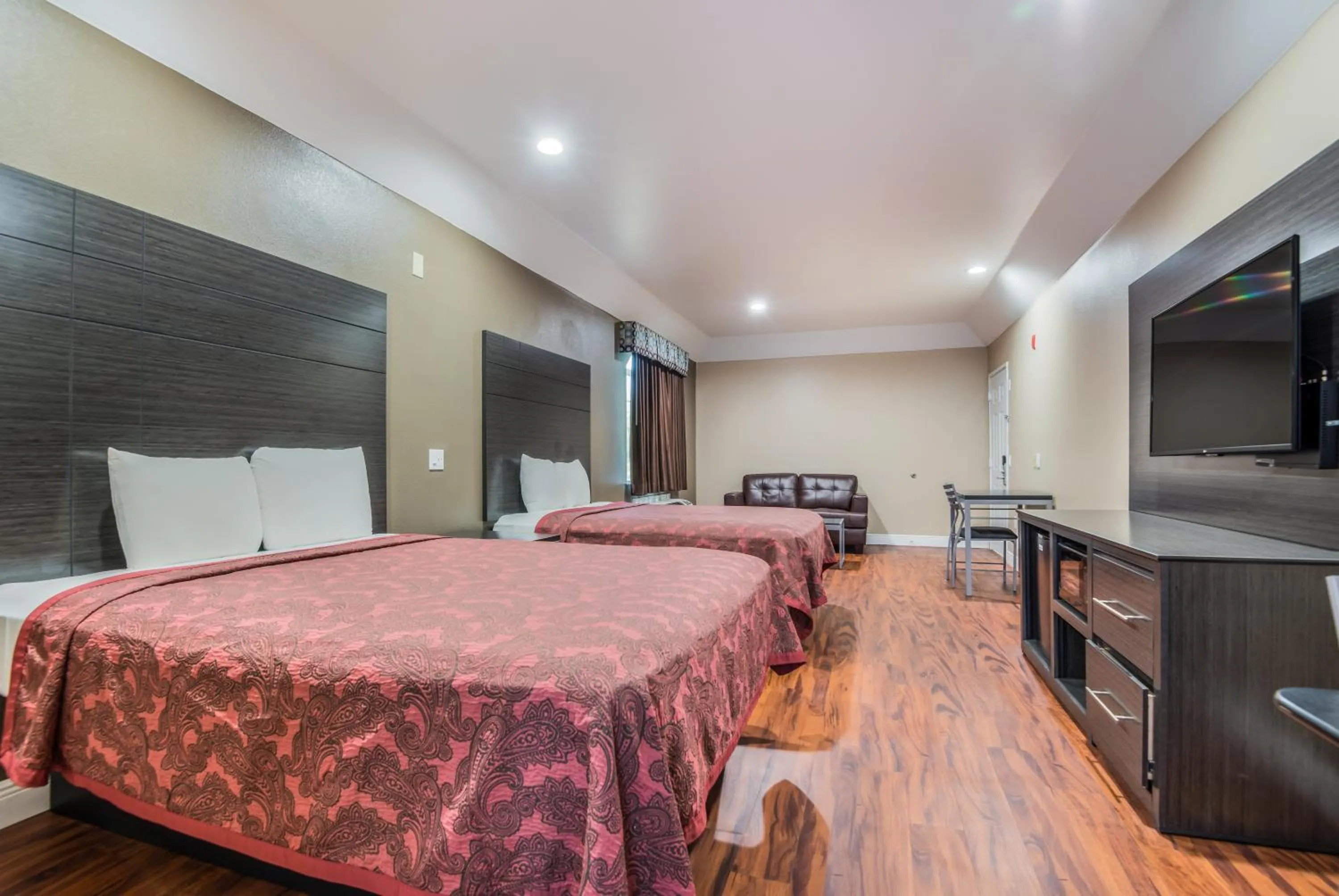 Bed in Scottish Inns & Suites IAH Airport-Beltway 8