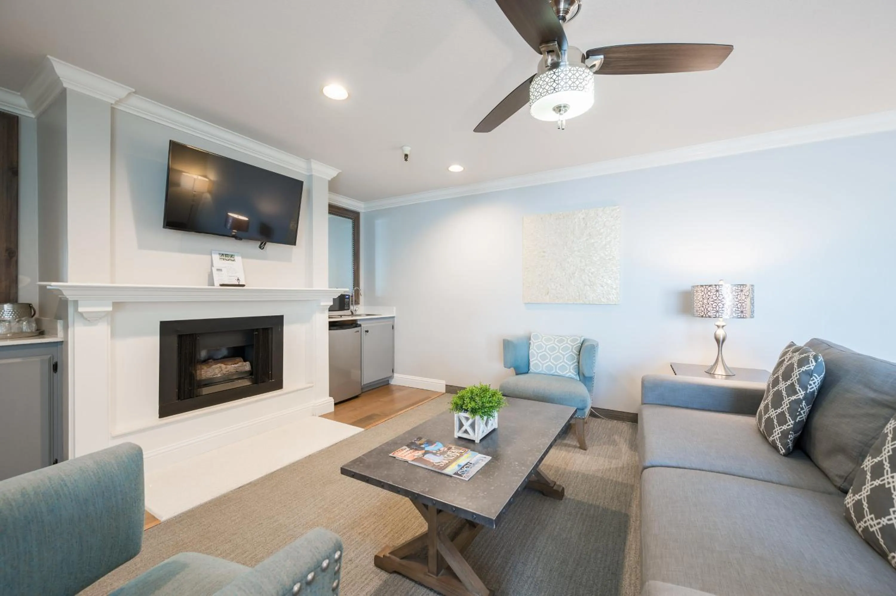 Communal lounge/ TV room in 456 Embarcadero Inn & Suites