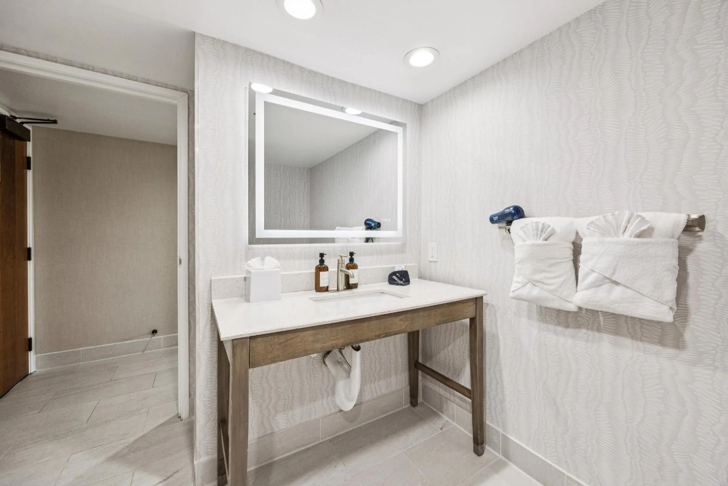 456 Embarcadero Inn & Suites