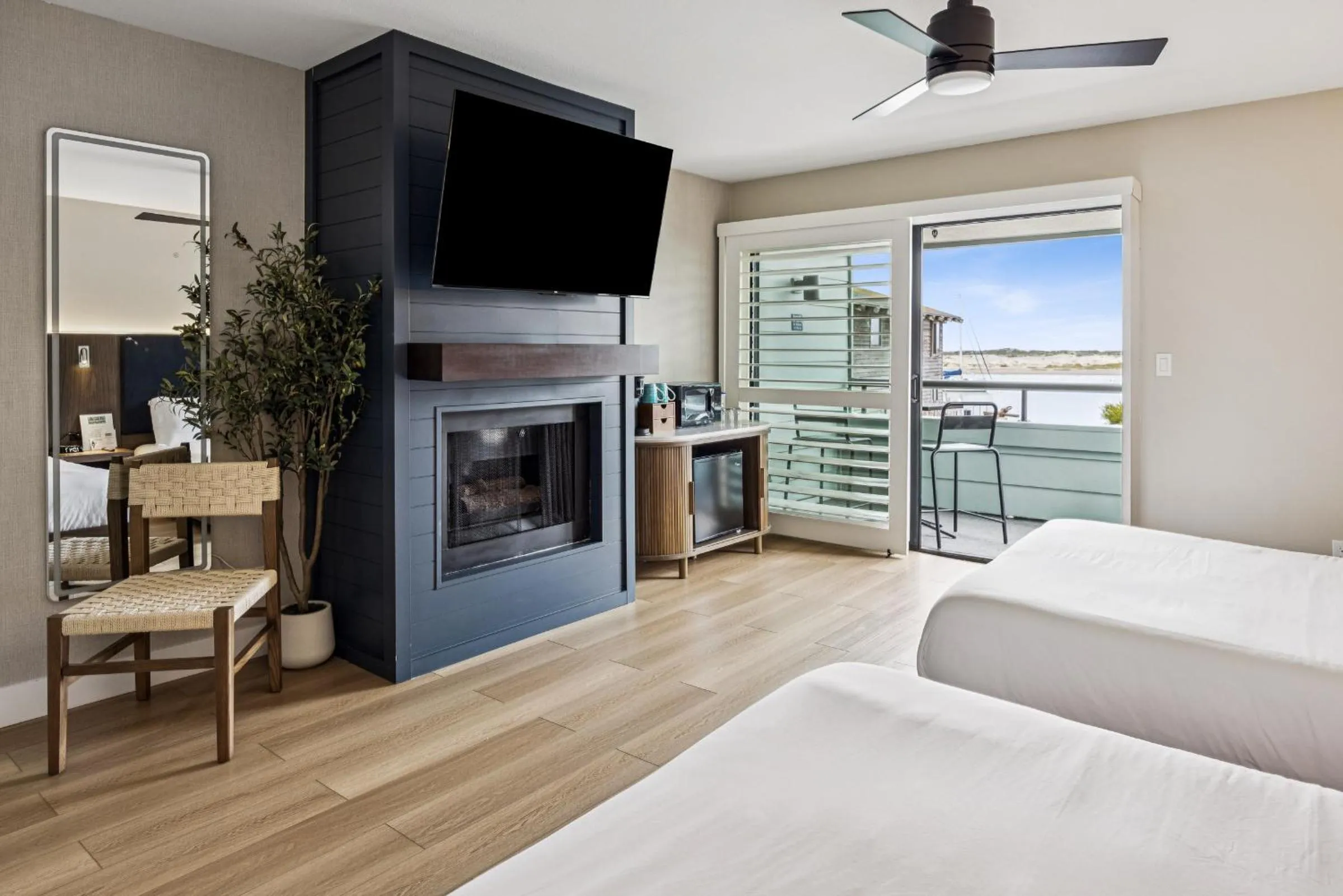 Bed in 456 Embarcadero Inn & Suites