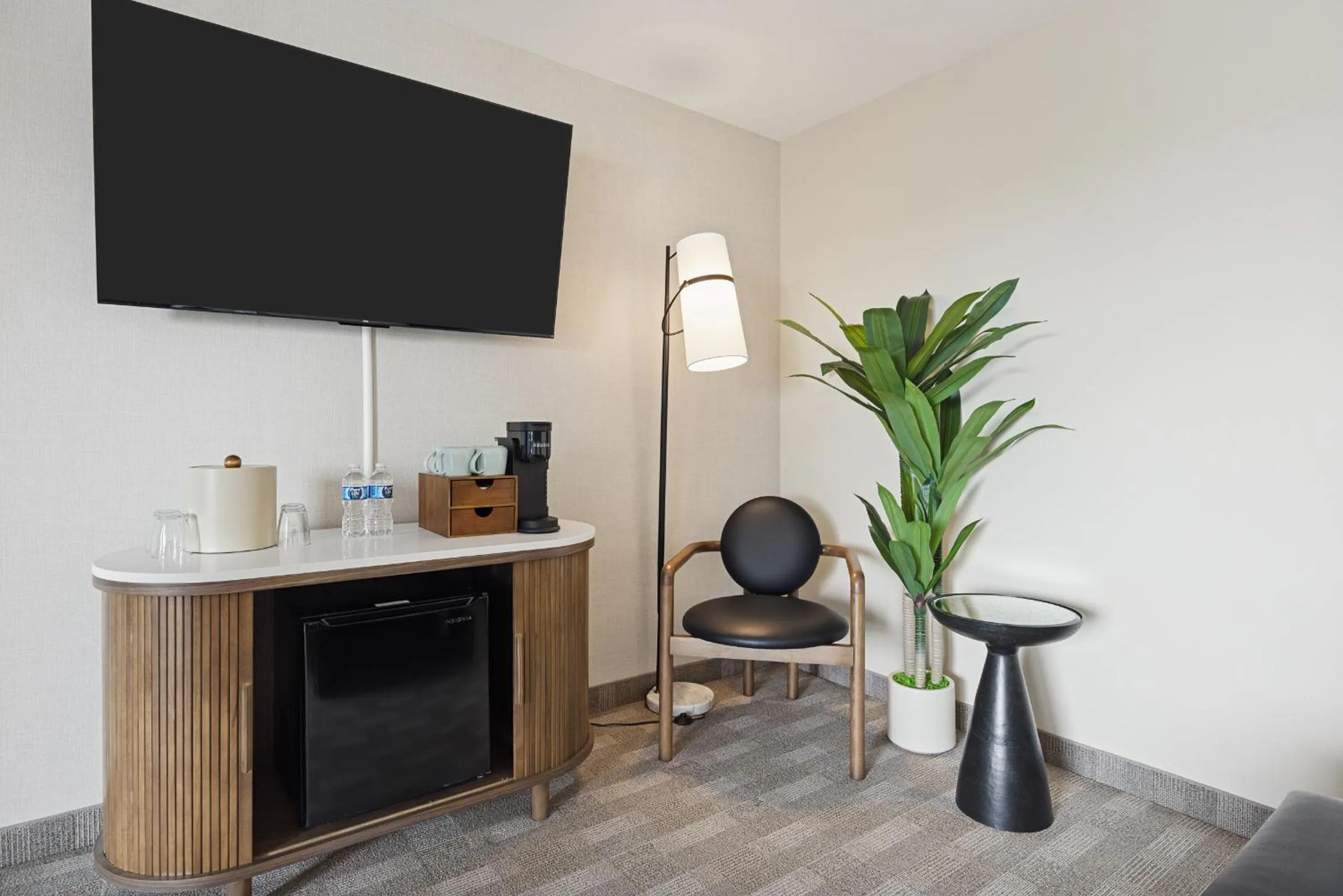 TV and multimedia in 456 Embarcadero Inn & Suites