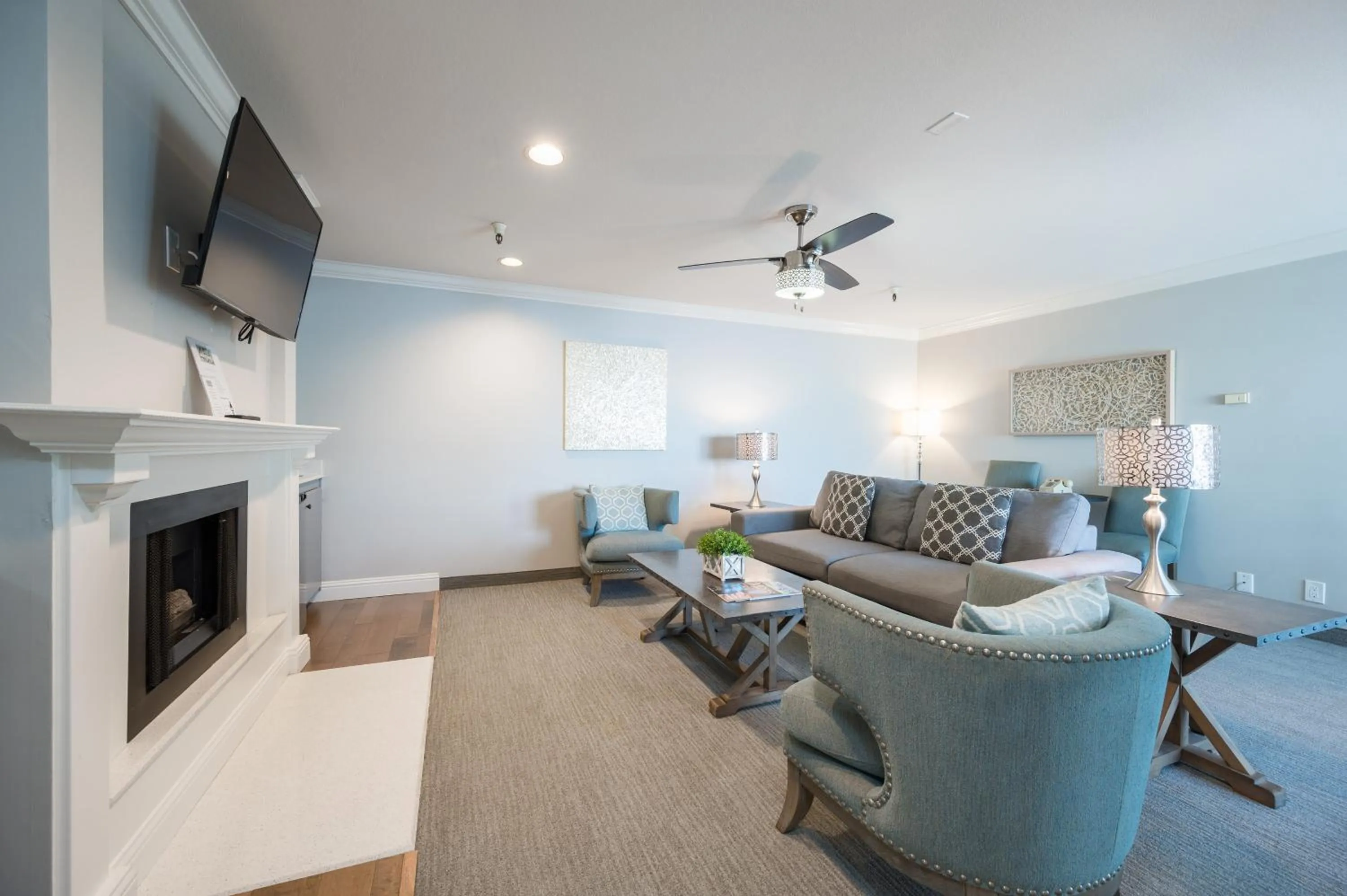 Communal lounge/ TV room in 456 Embarcadero Inn & Suites