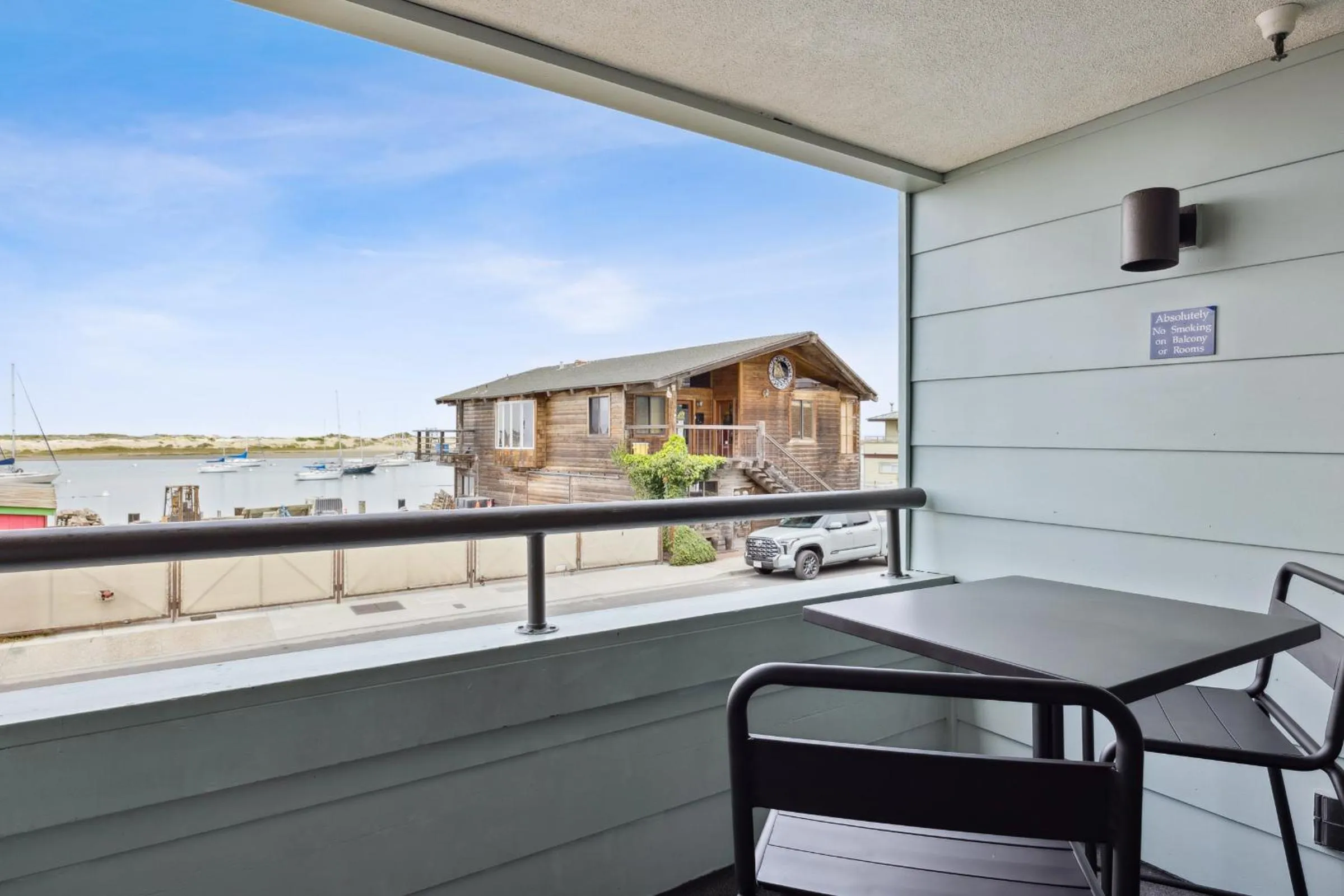 456 Embarcadero Inn & Suites