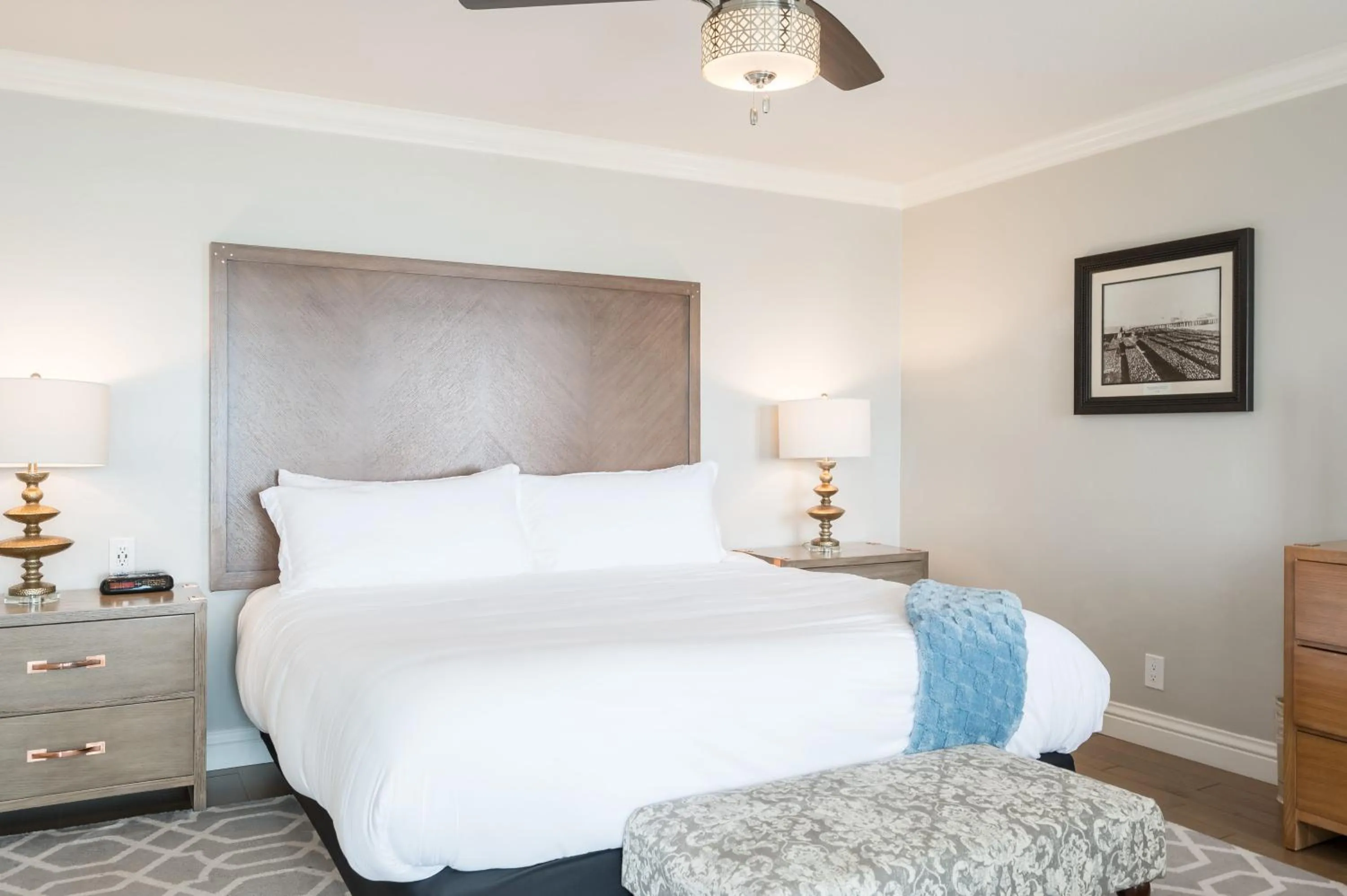 Bed in 456 Embarcadero Inn & Suites