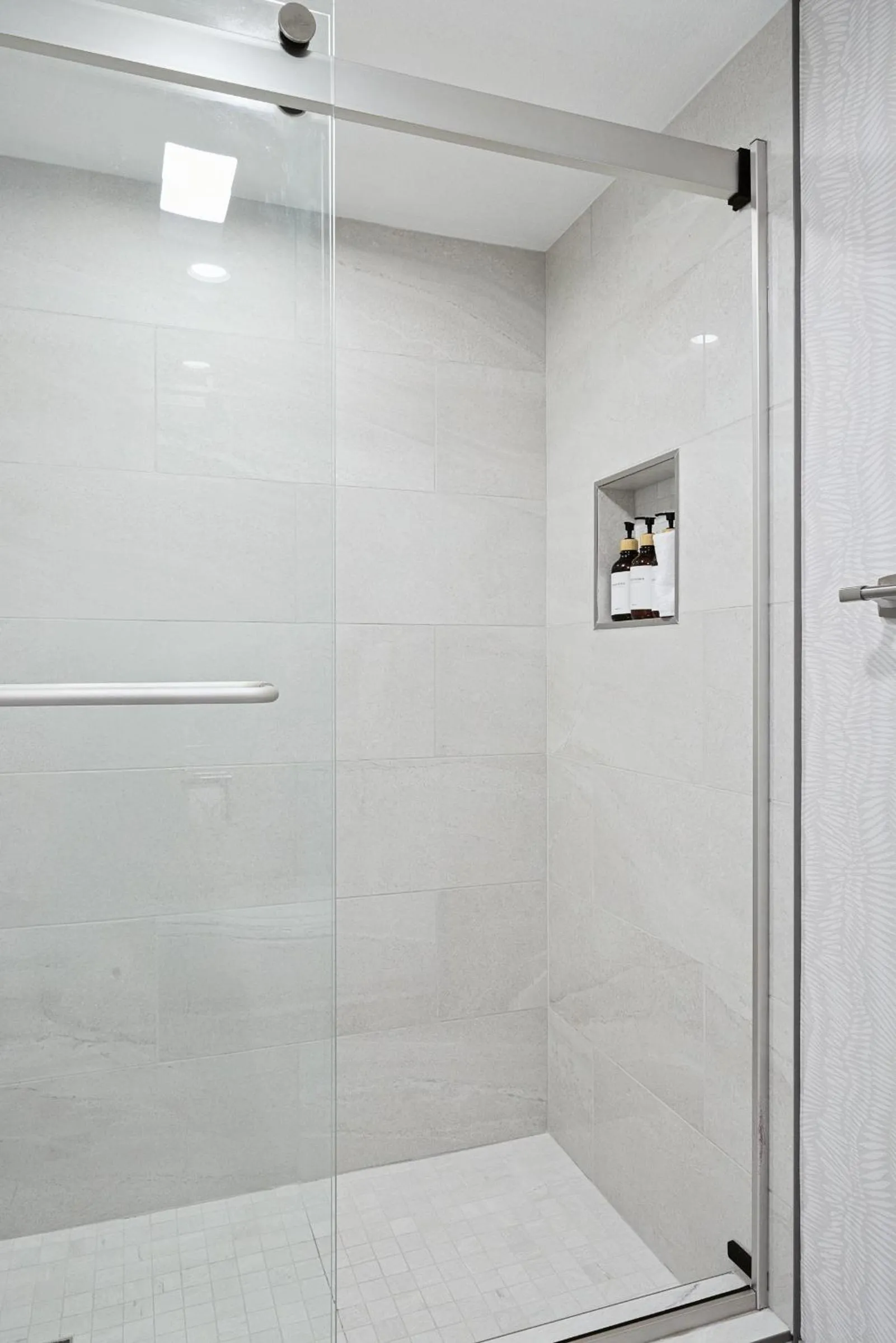 Shower in 456 Embarcadero Inn & Suites