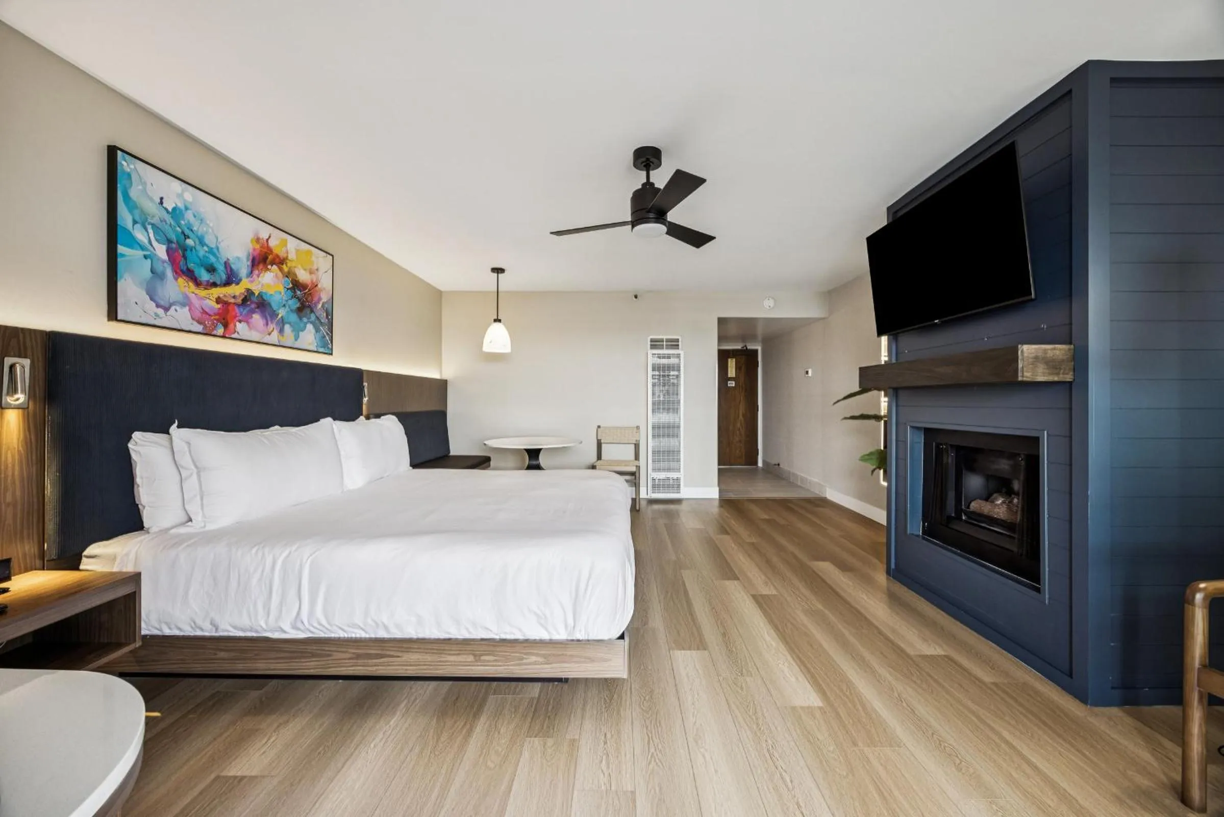 Bed in 456 Embarcadero Inn & Suites