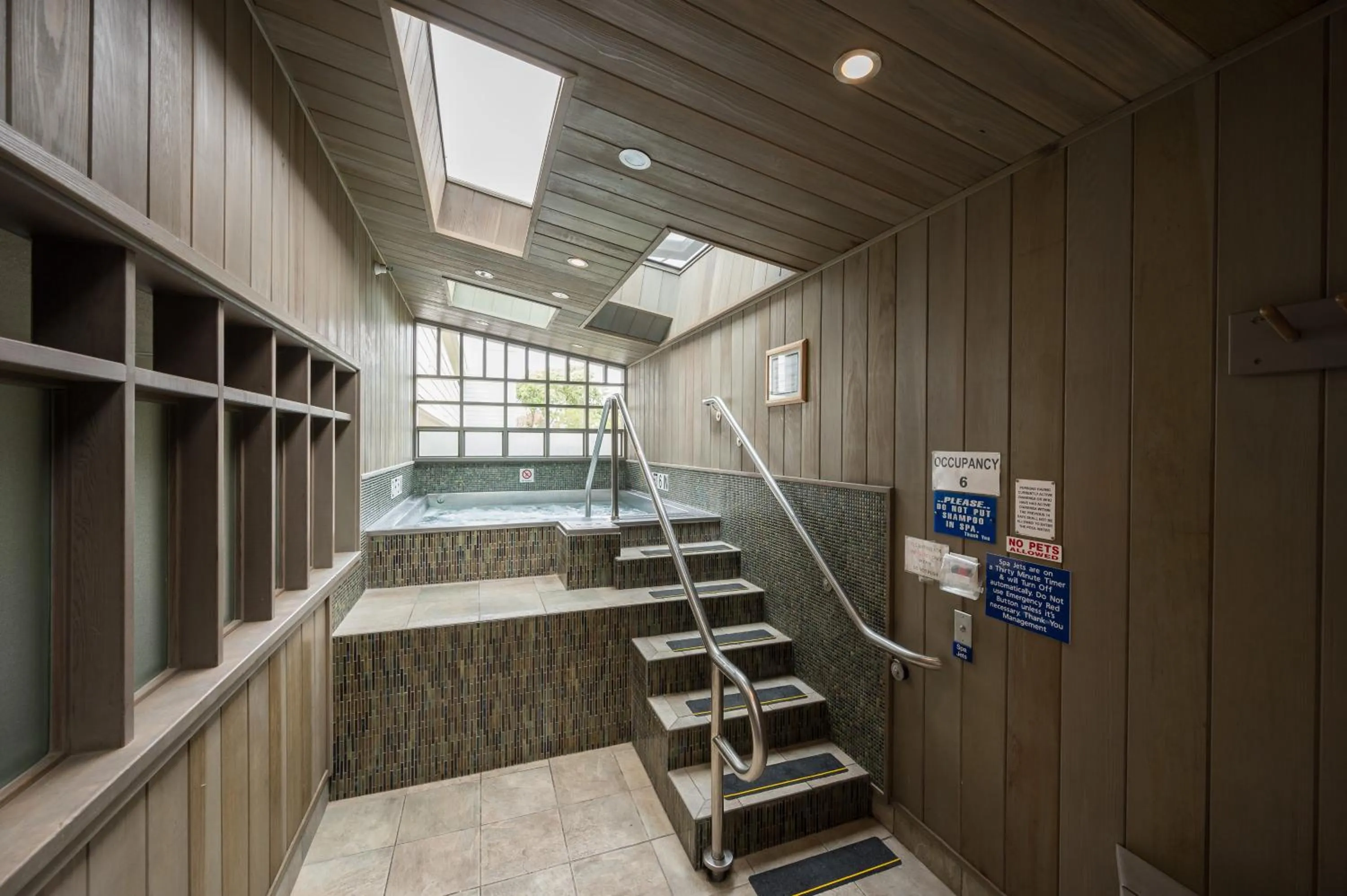 Hot Tub in 456 Embarcadero Inn & Suites