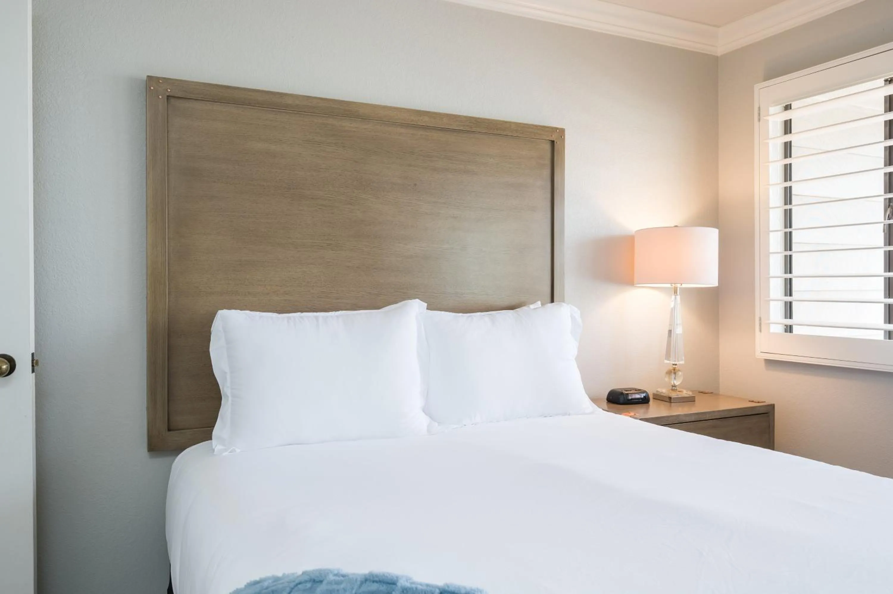 Bed in 456 Embarcadero Inn & Suites