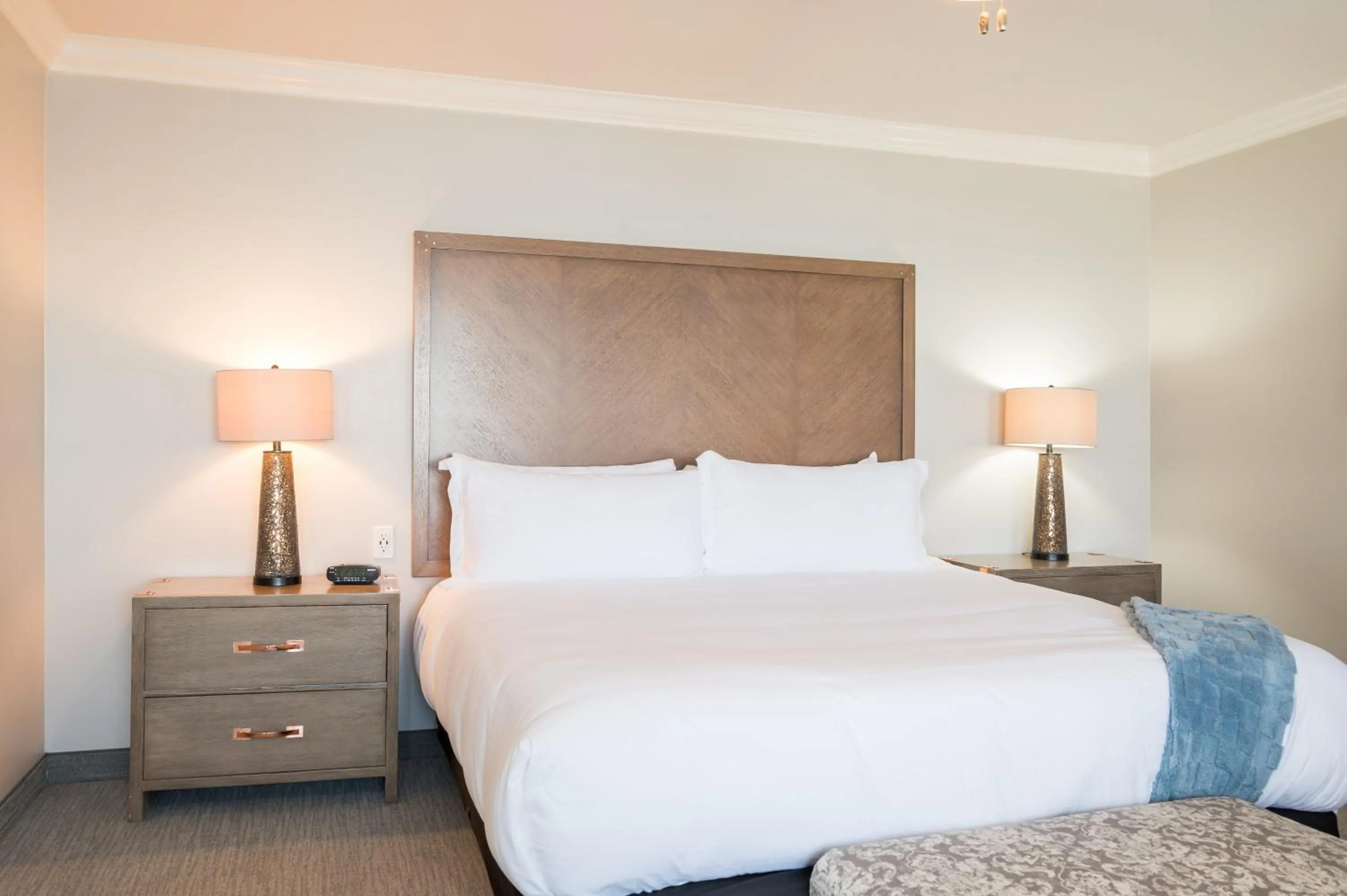 Bed in 456 Embarcadero Inn & Suites