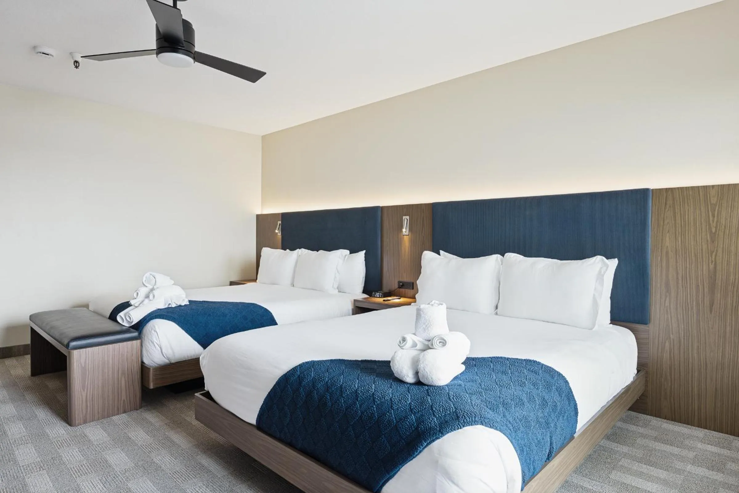 Photo of the whole room, Bed in 456 Embarcadero Inn & Suites