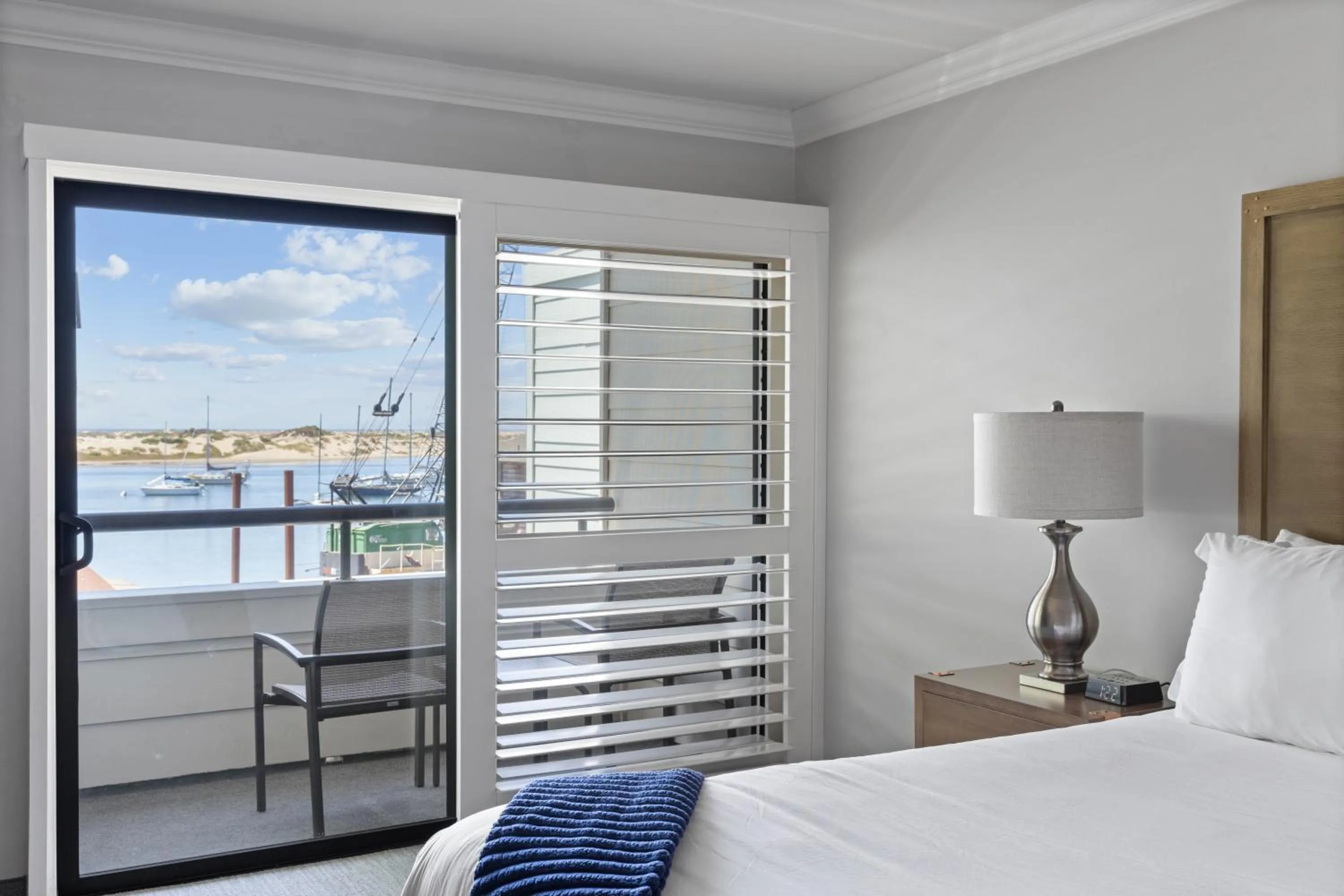 Bed in 456 Embarcadero Inn & Suites