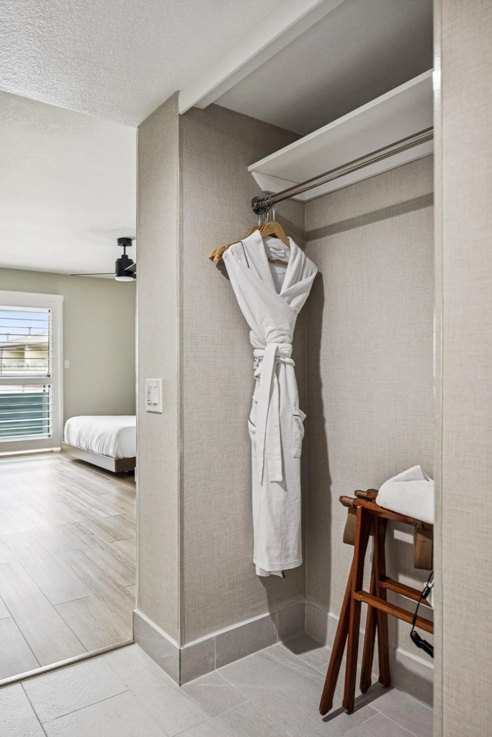 Bed in 456 Embarcadero Inn & Suites