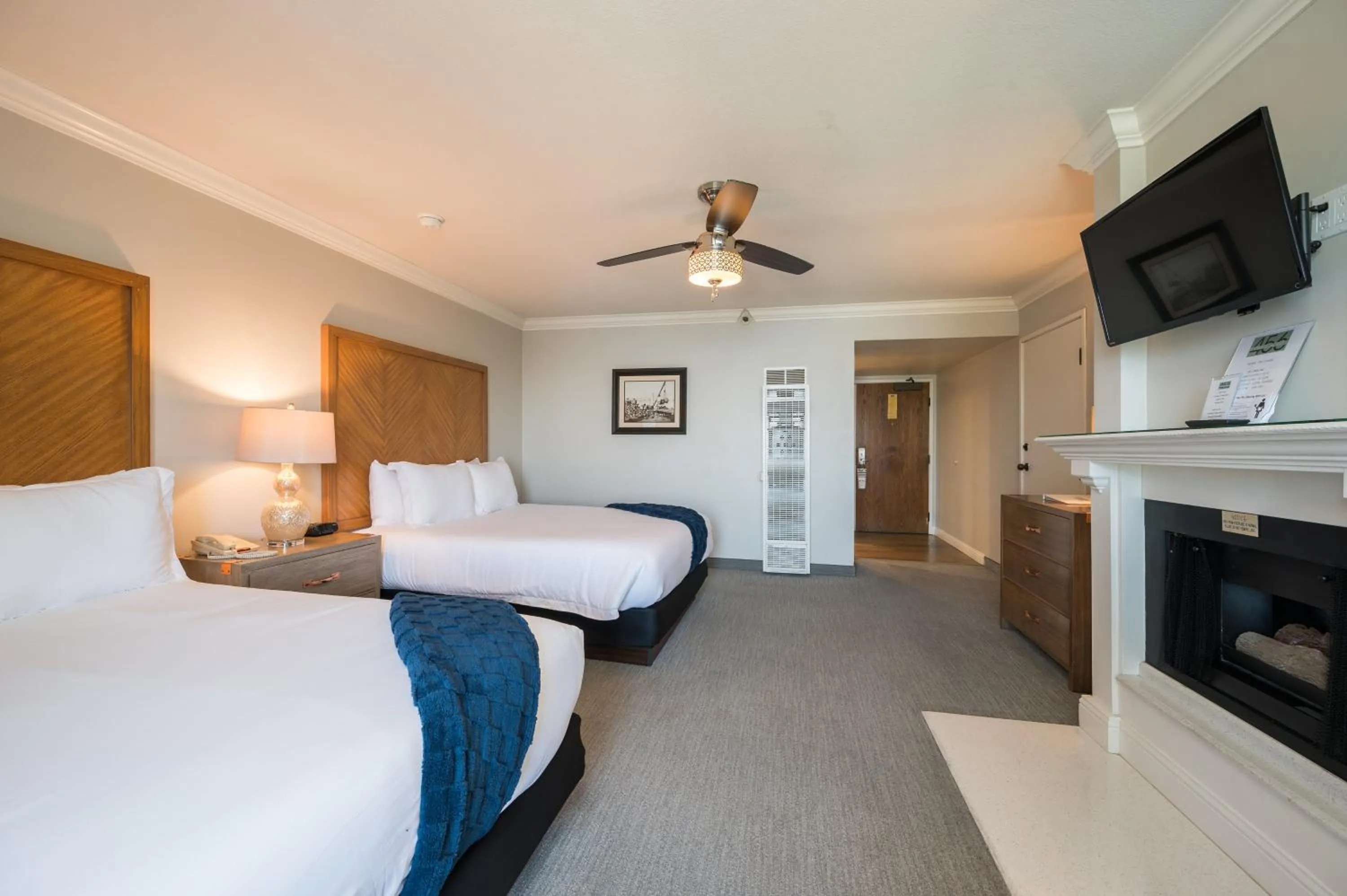 Photo of the whole room, Bed in 456 Embarcadero Inn & Suites