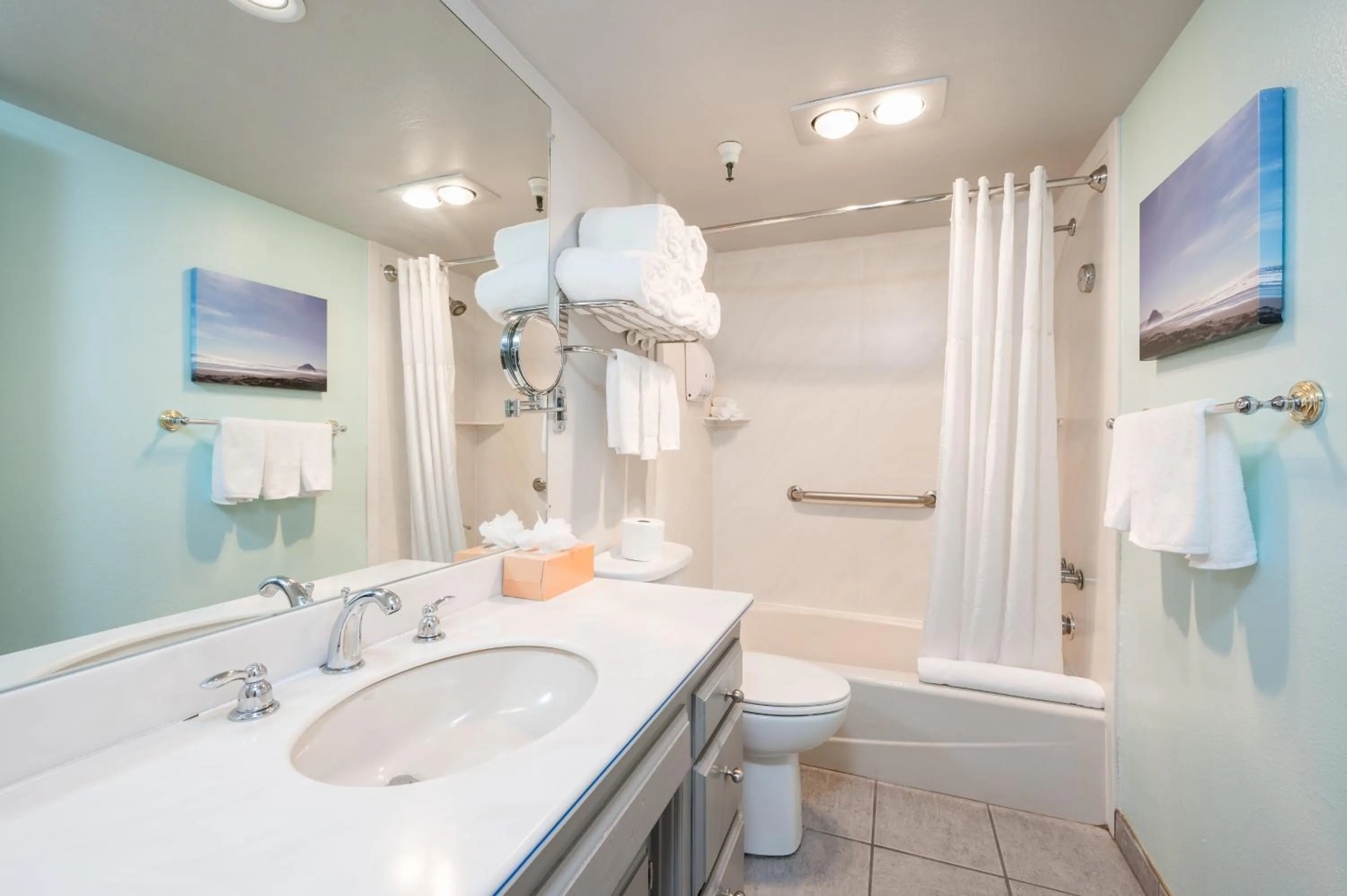 Shower in 456 Embarcadero Inn & Suites