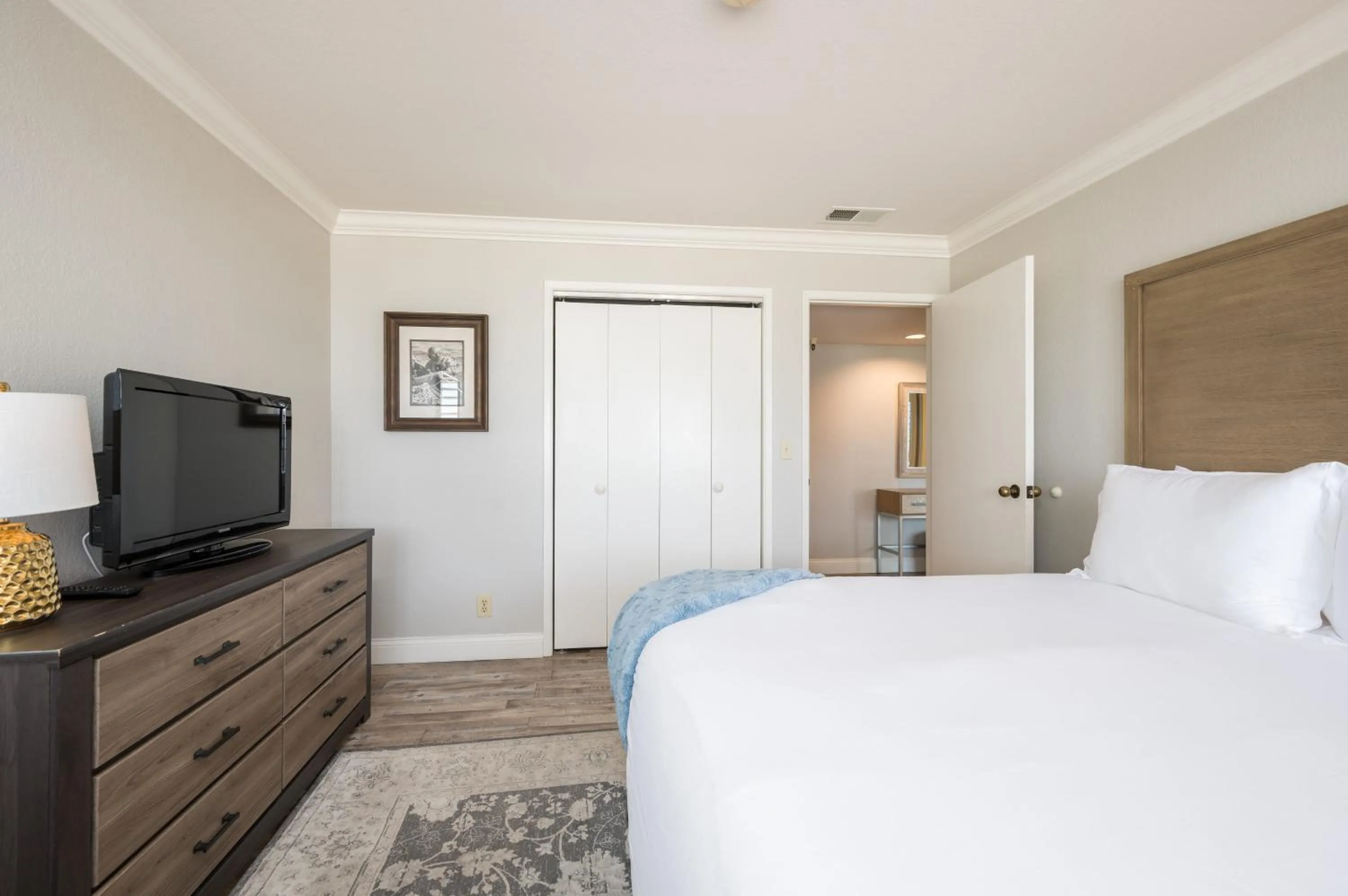 Bed in 456 Embarcadero Inn & Suites