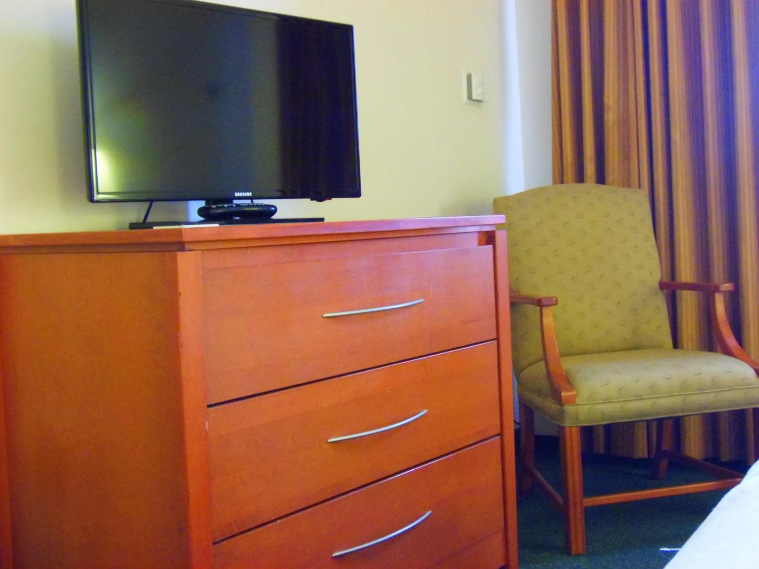 Photo of the whole room in Rosslyn Inn & Suites