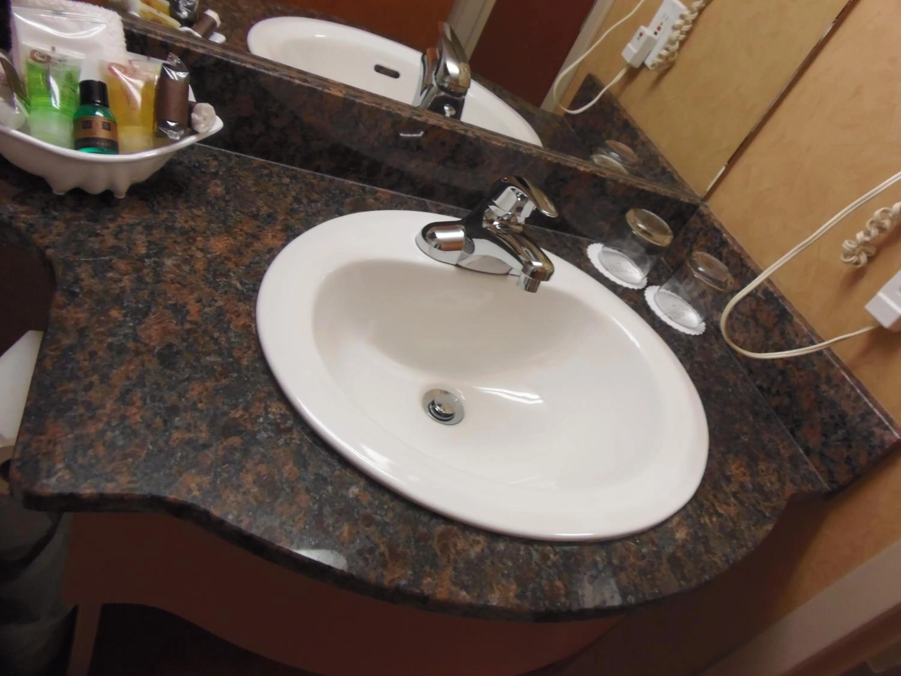 Bathroom in Rosslyn Inn & Suites