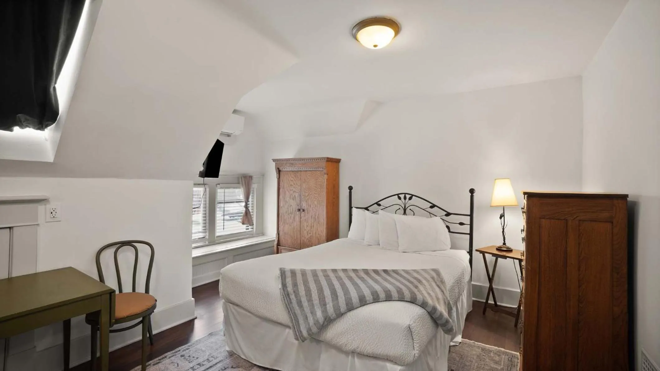 Bedroom, Bed in Greenbriar Inn