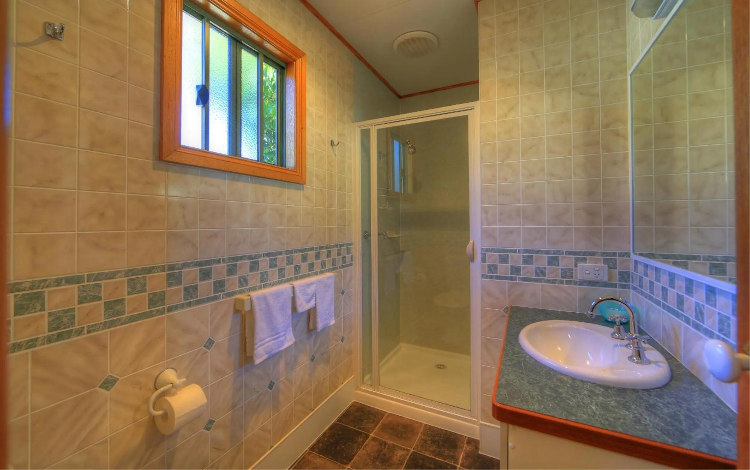 Bathroom in Beechworth Lake Sambell Caravan Park