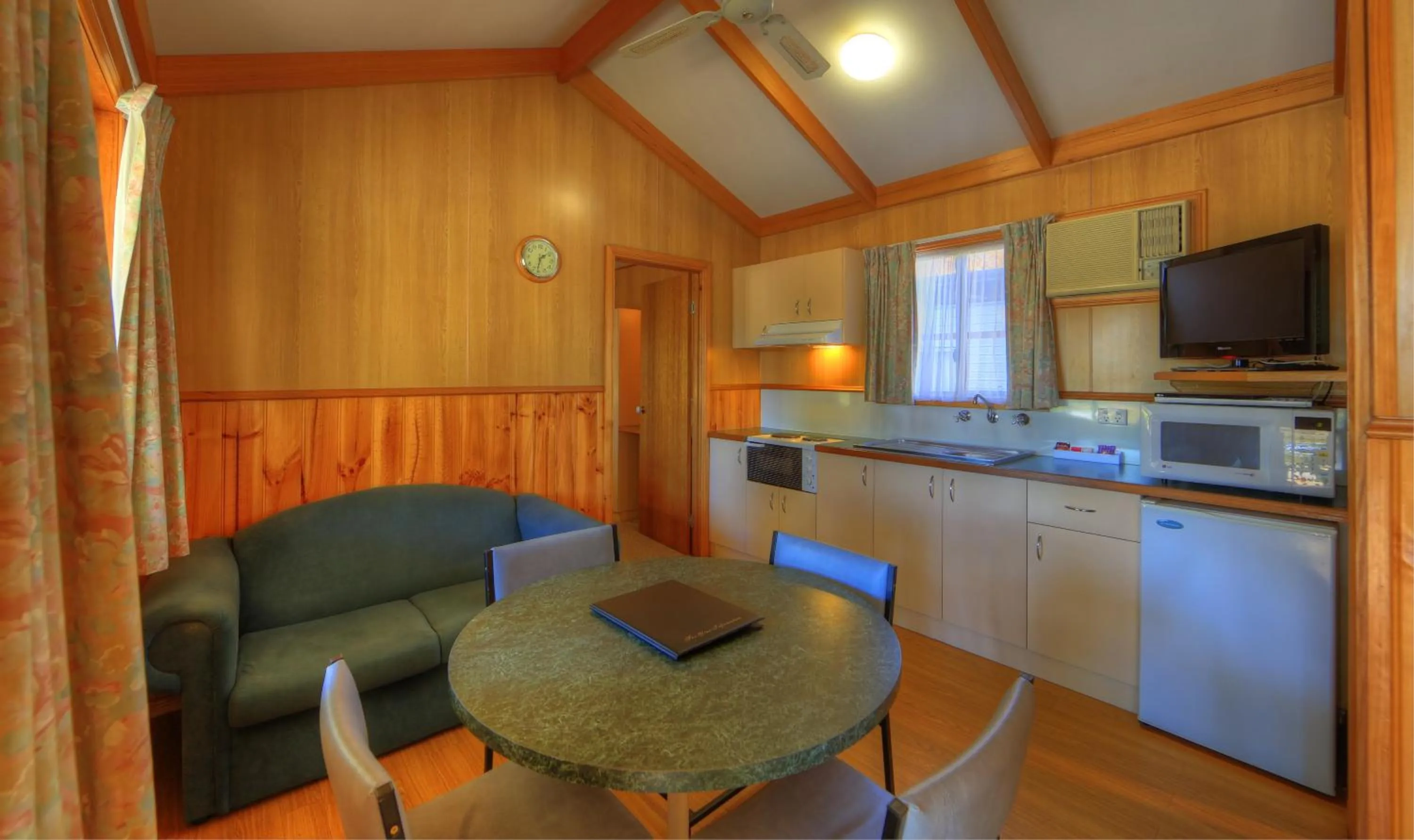 Kitchen or kitchenette in Beechworth Lake Sambell Caravan Park