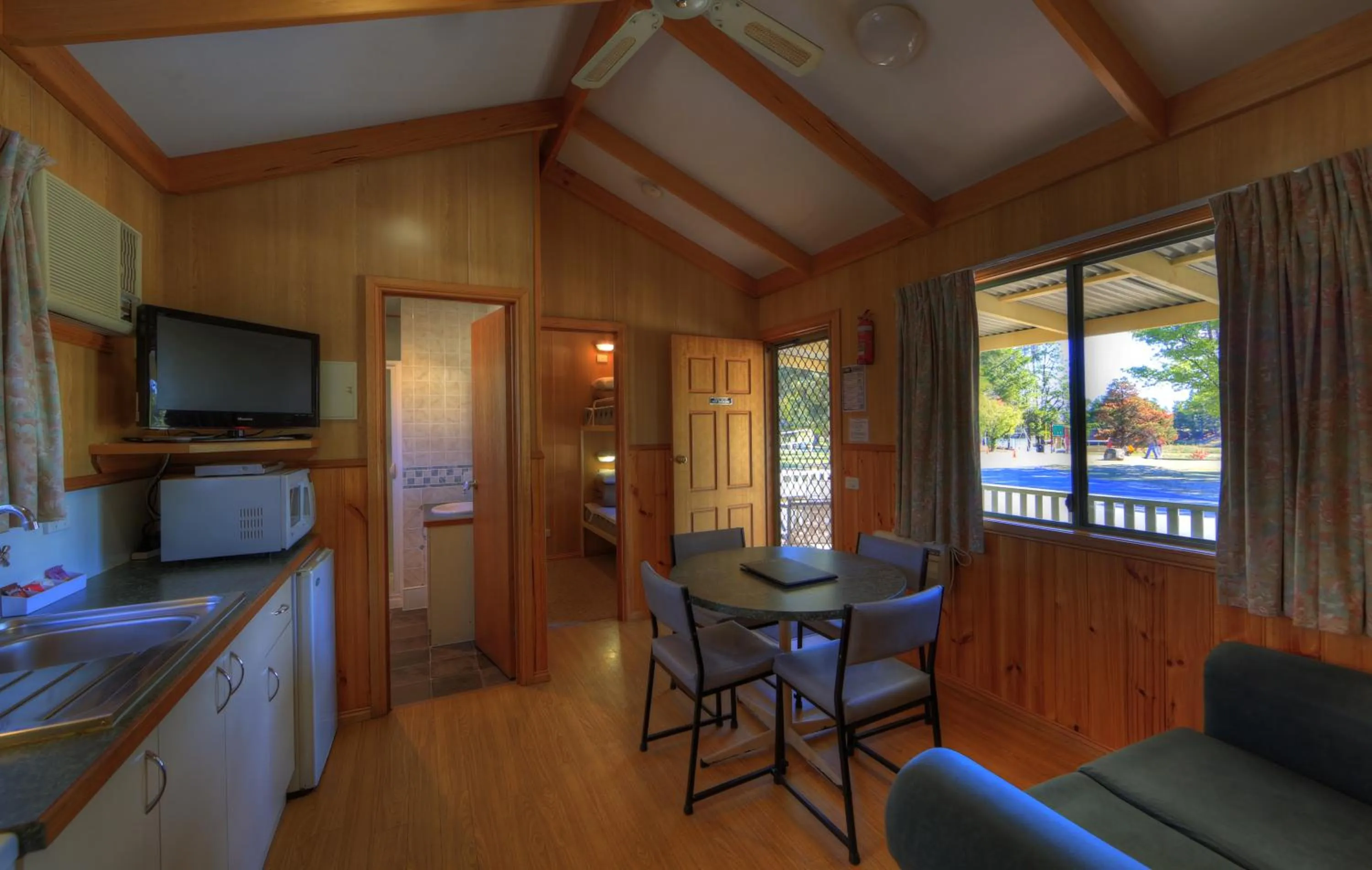 Kitchen or kitchenette in Beechworth Lake Sambell Caravan Park