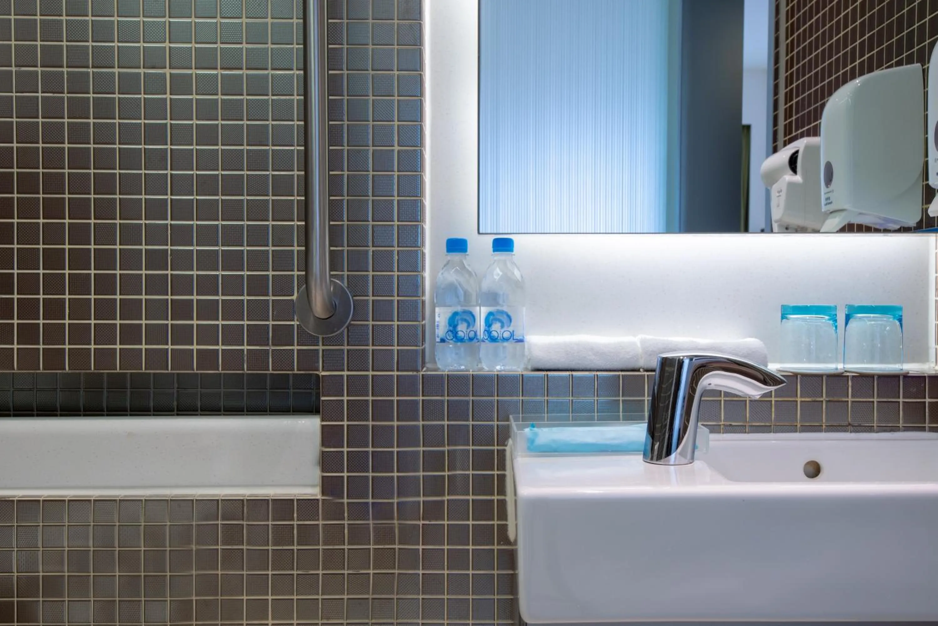 Bedroom, Bathroom in Holiday Inn Express Hong Kong Kowloon East, an IHG Hotel