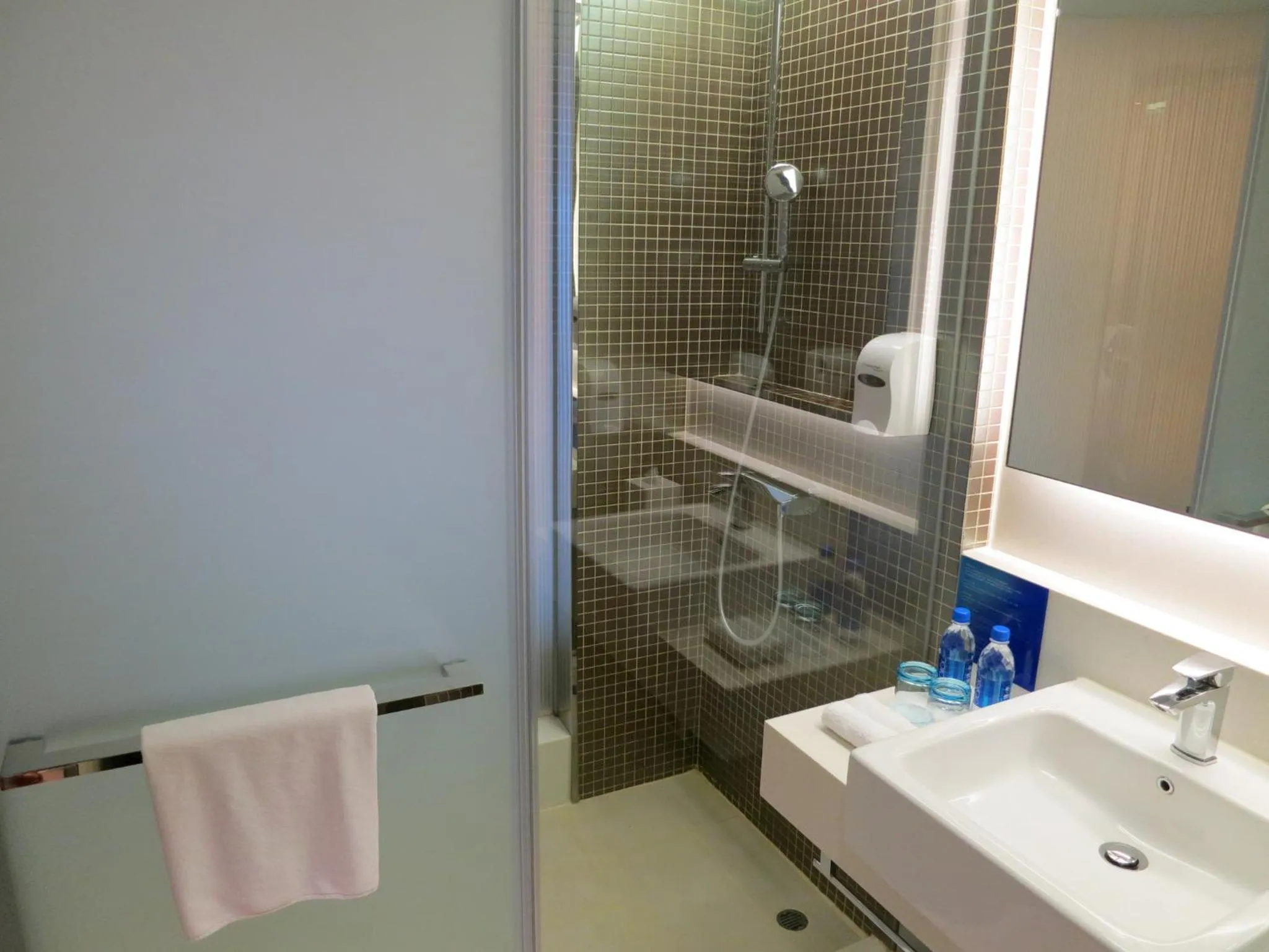 Shower, Bathroom in Holiday Inn Express Hong Kong Kowloon East, an IHG Hotel
