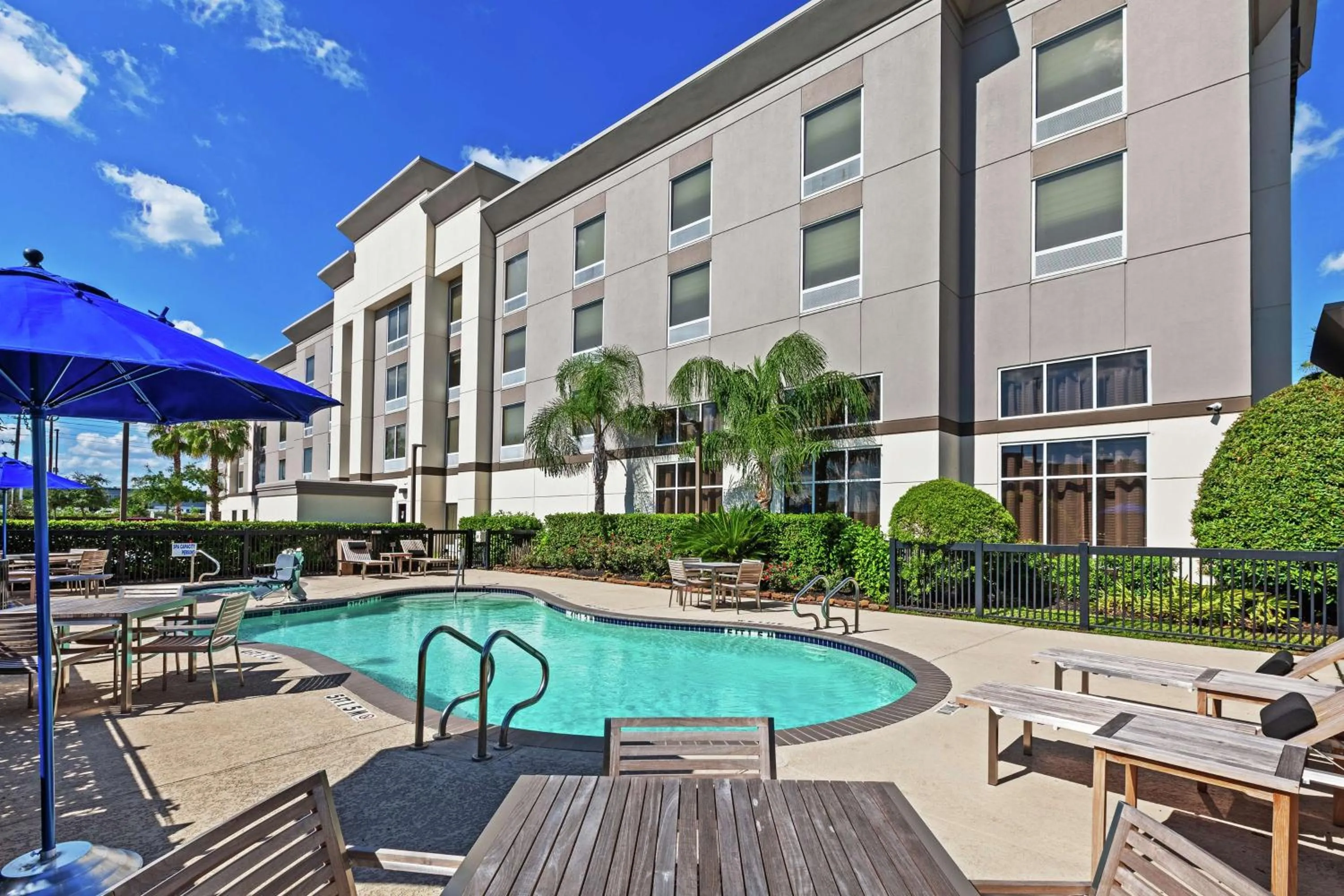 Pool view in Hampton Inn & Suites Houston-Bush Intercontinental Airport