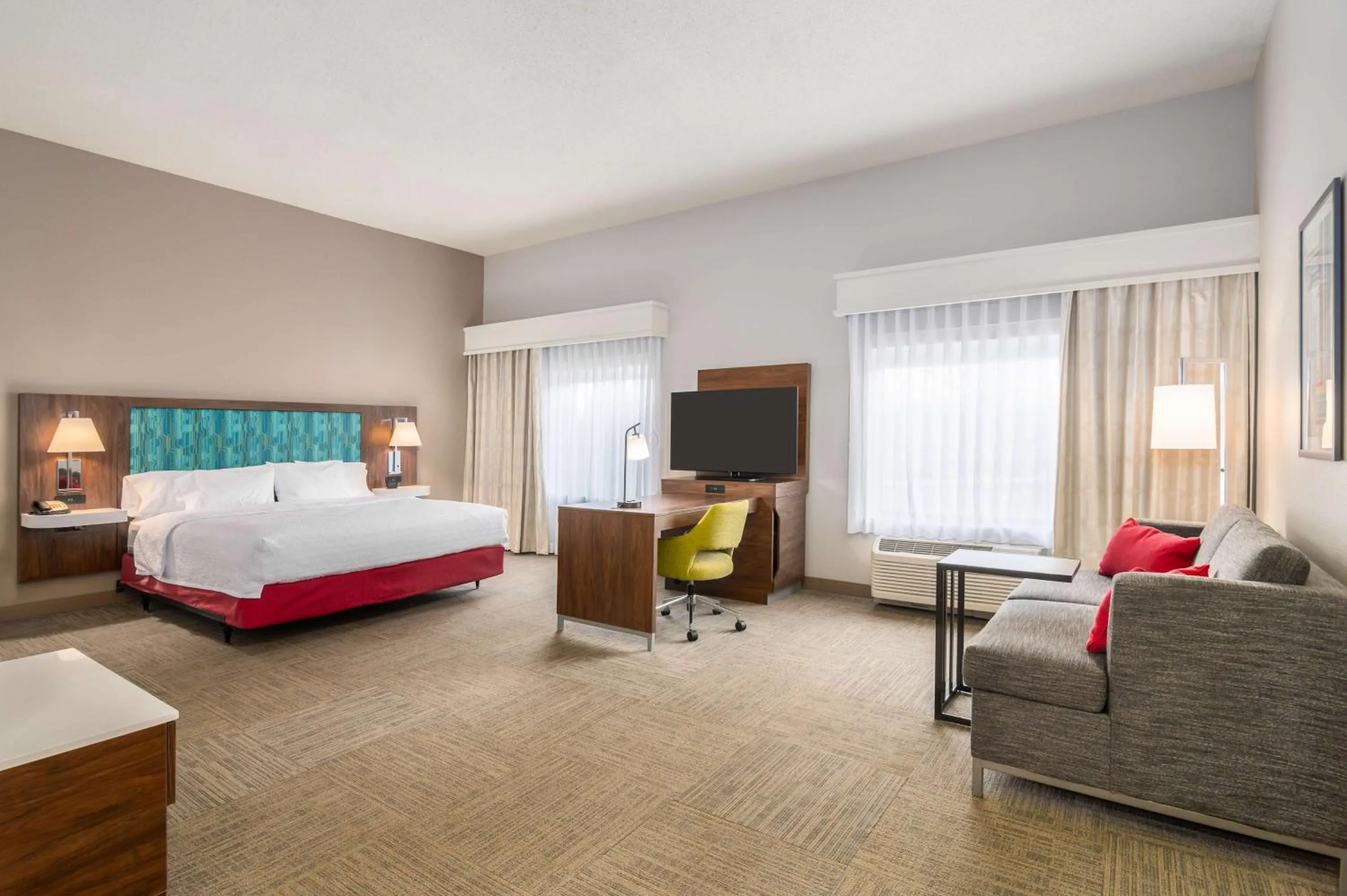 Living room, Bed in Hampton Inn & Suites Hartford-Manchester