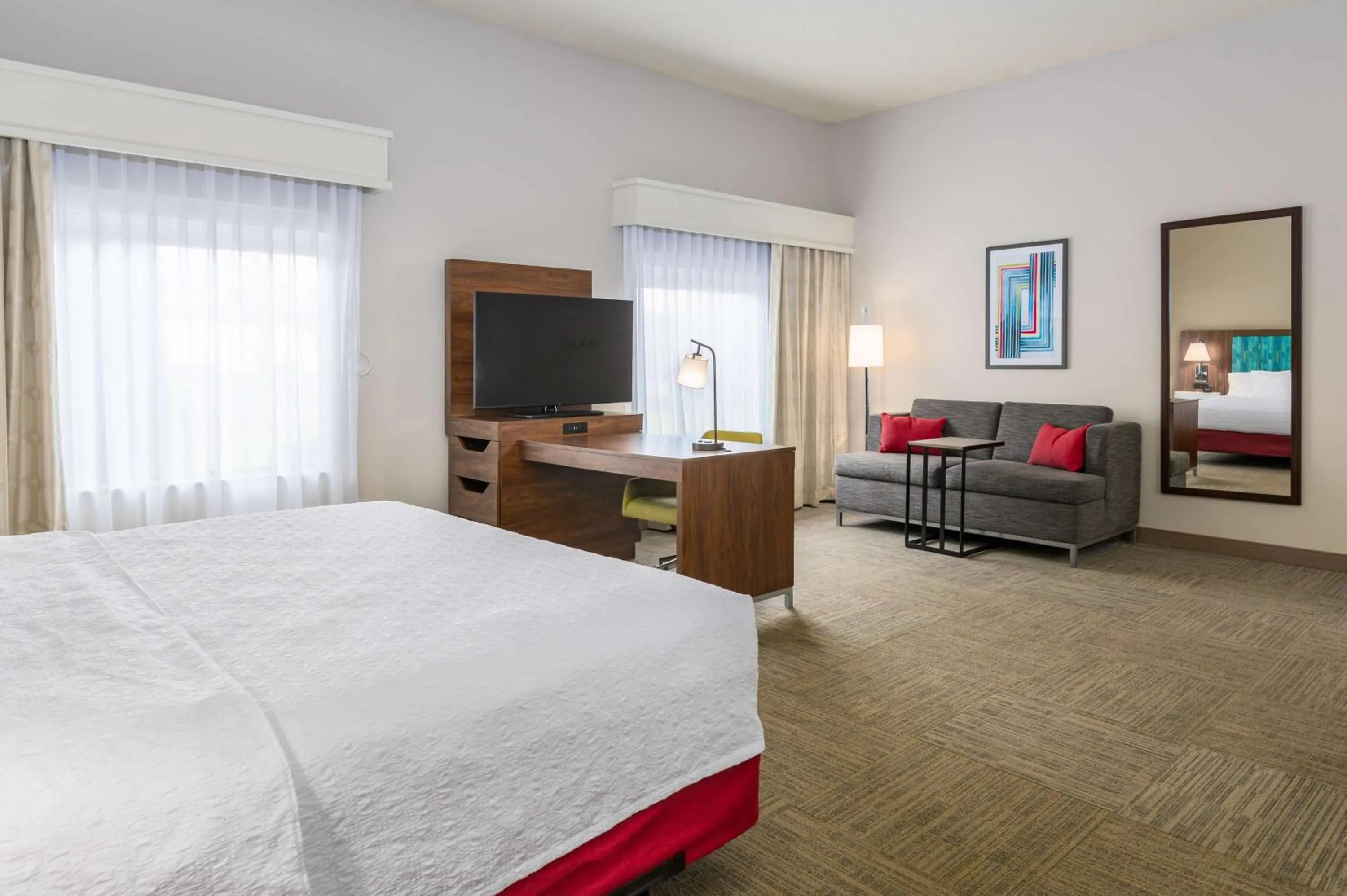 Living room, Bed in Hampton Inn & Suites Hartford-Manchester