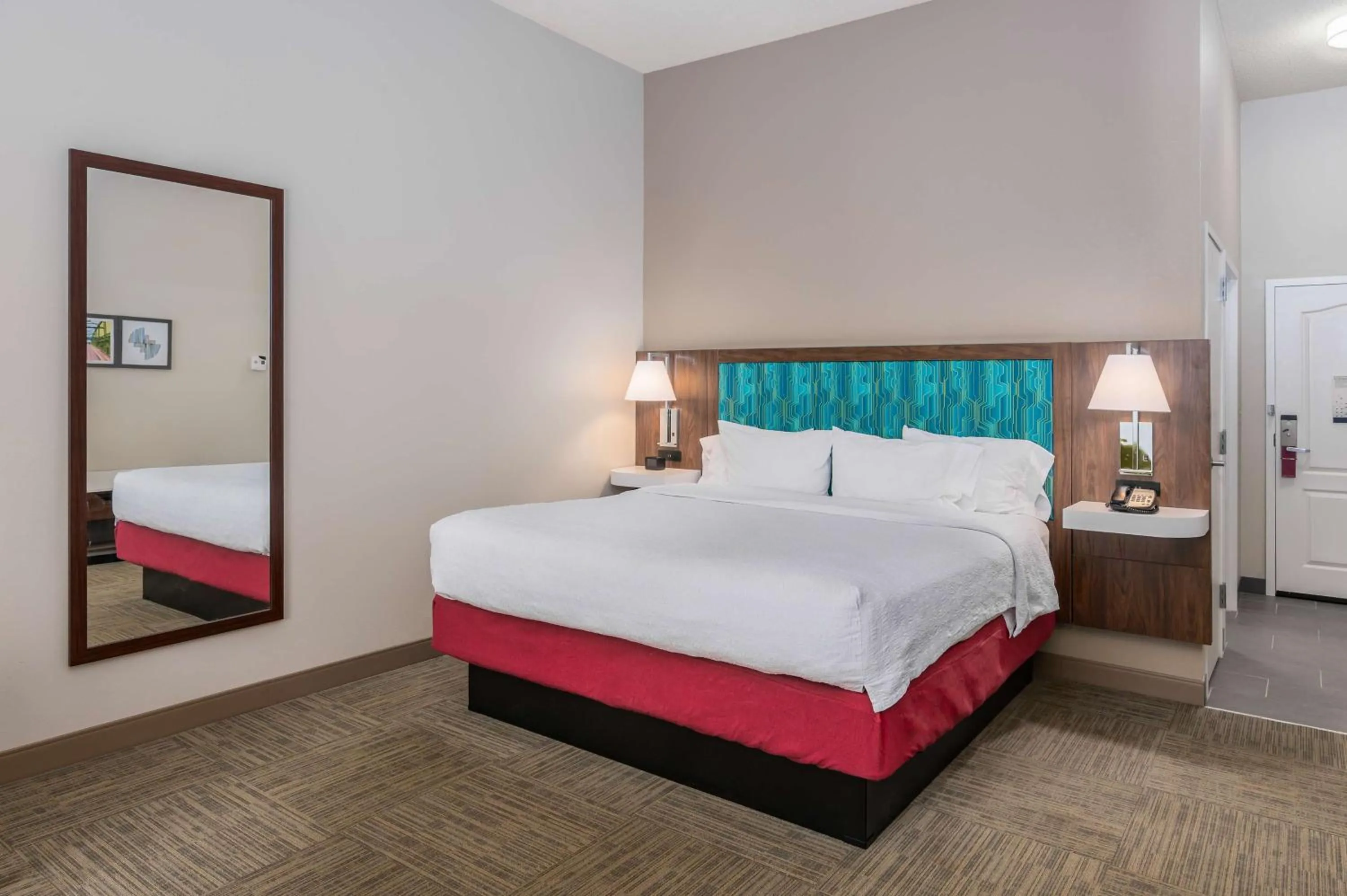 Bed in Hampton Inn & Suites Hartford-Manchester
