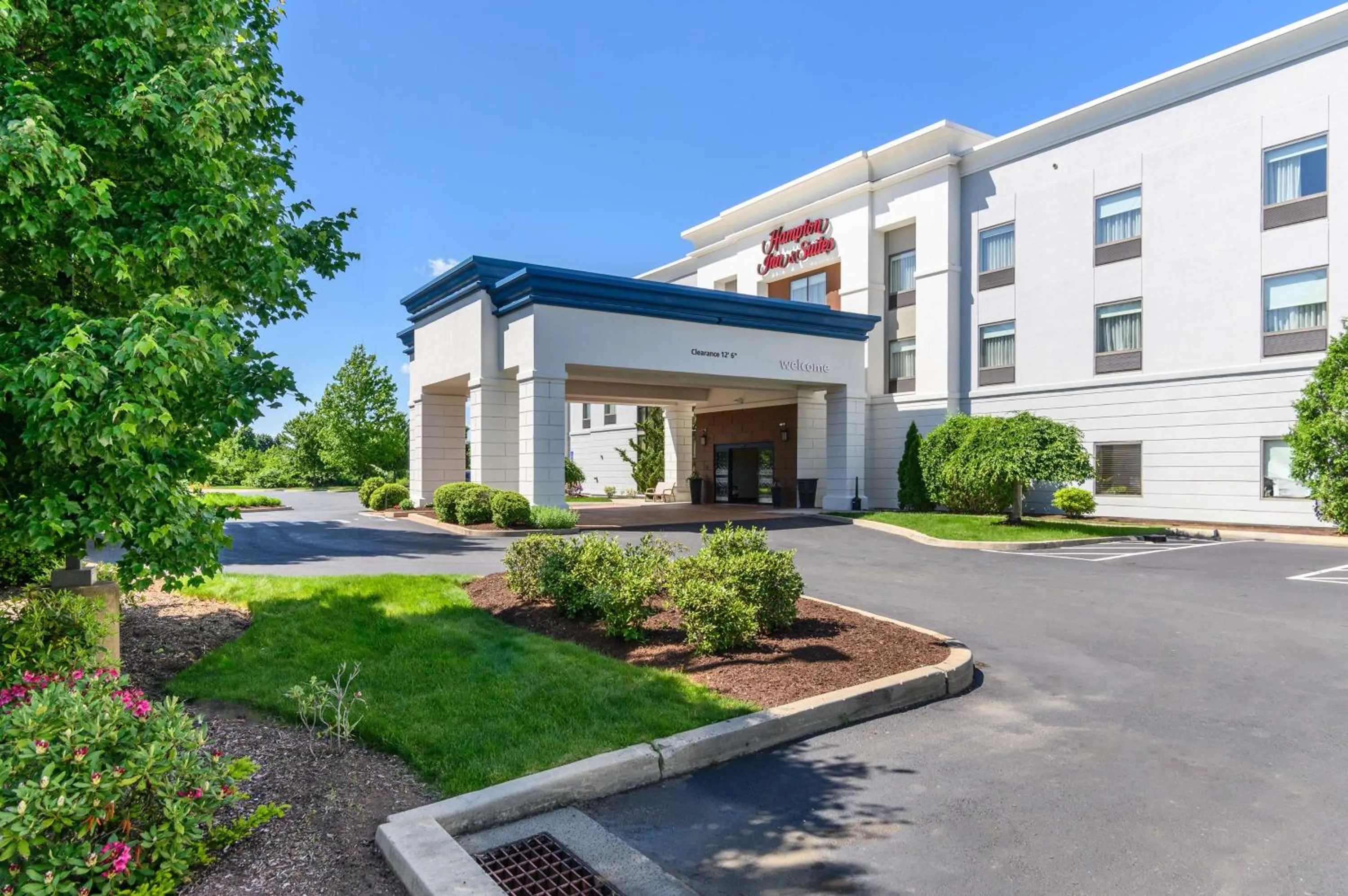 Property building in Hampton Inn & Suites Hartford-Manchester