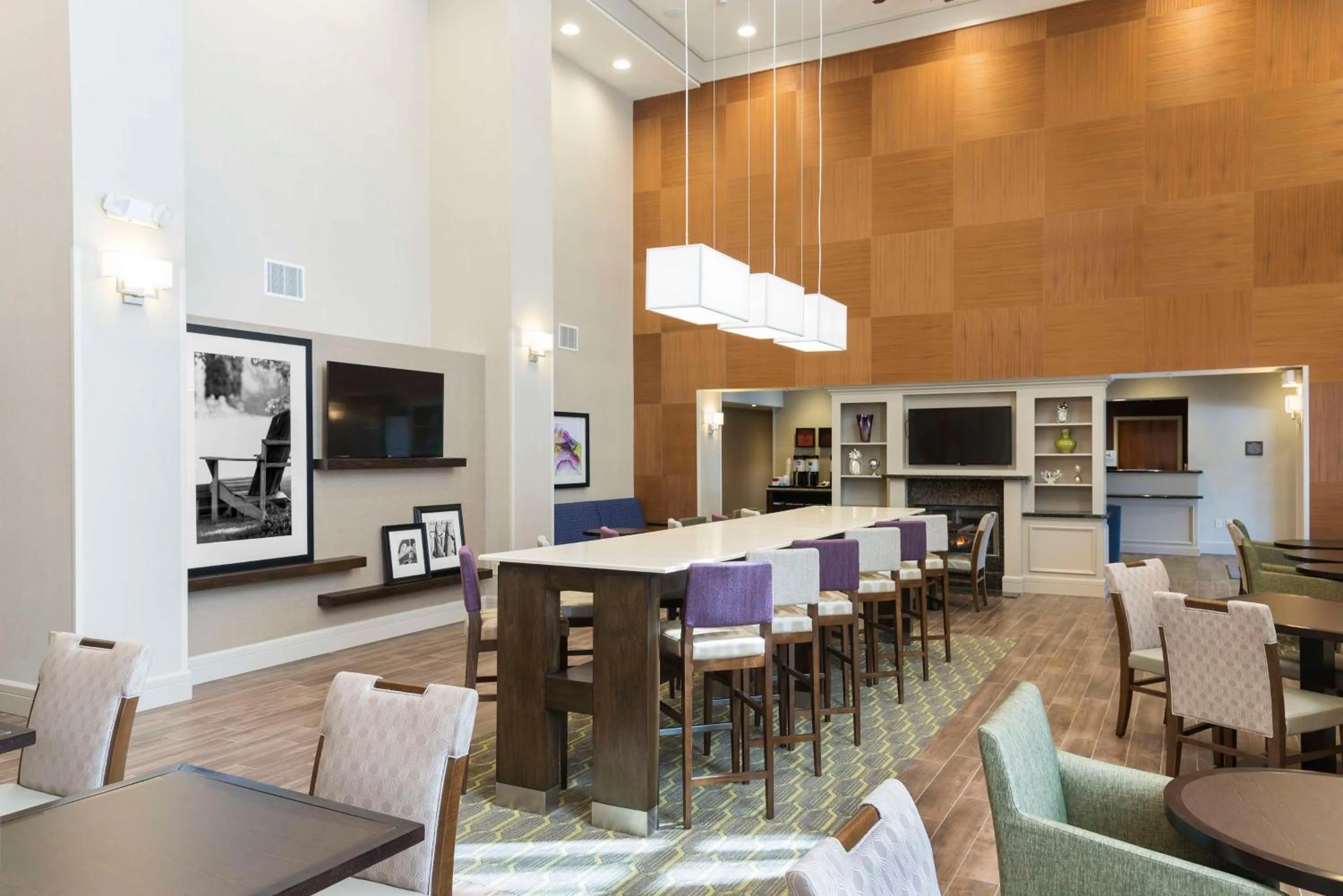 Lobby or reception in Hampton Inn & Suites Hartford-Manchester