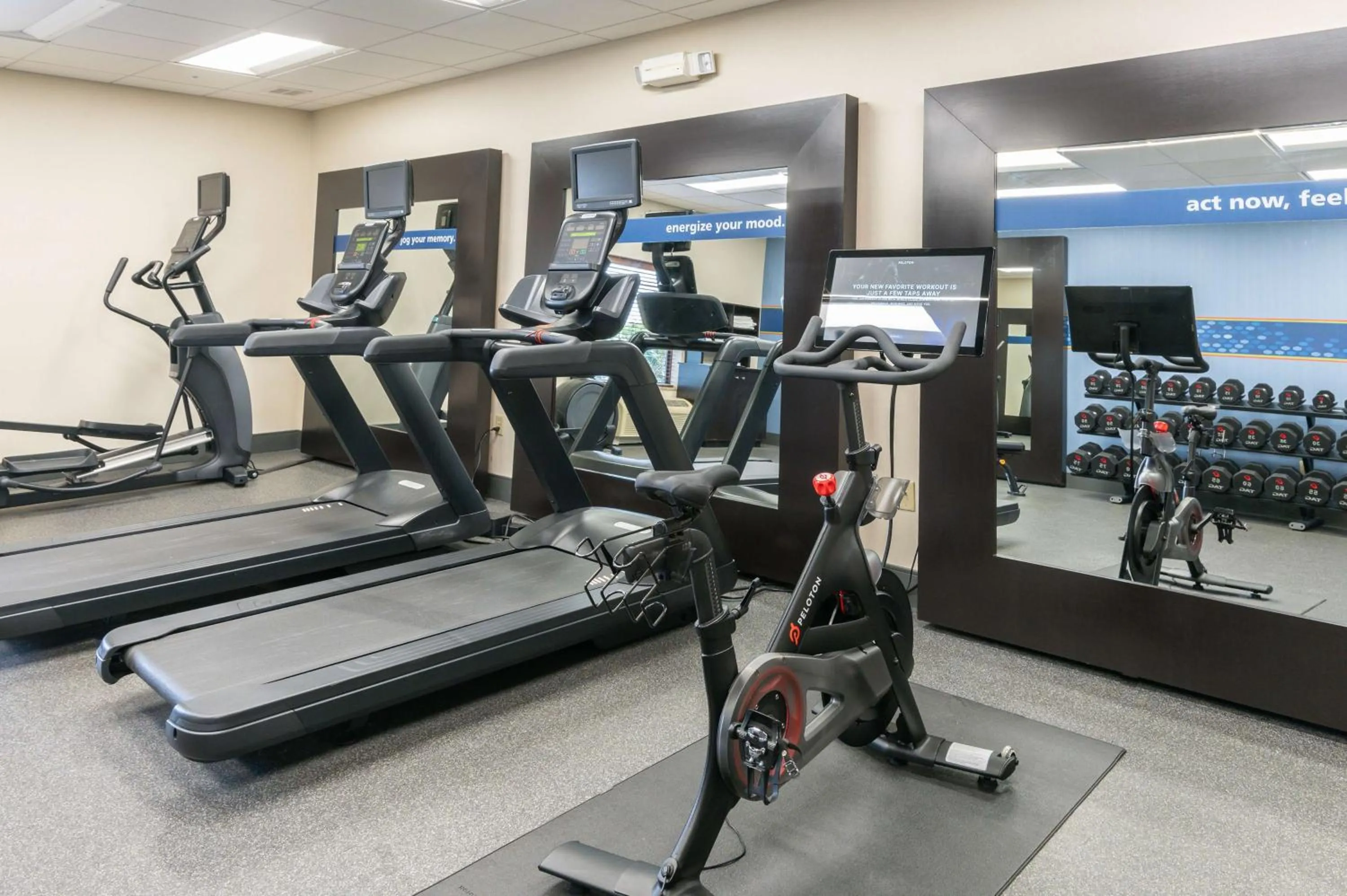 Fitness centre/facilities in Hampton Inn & Suites Hartford-Manchester
