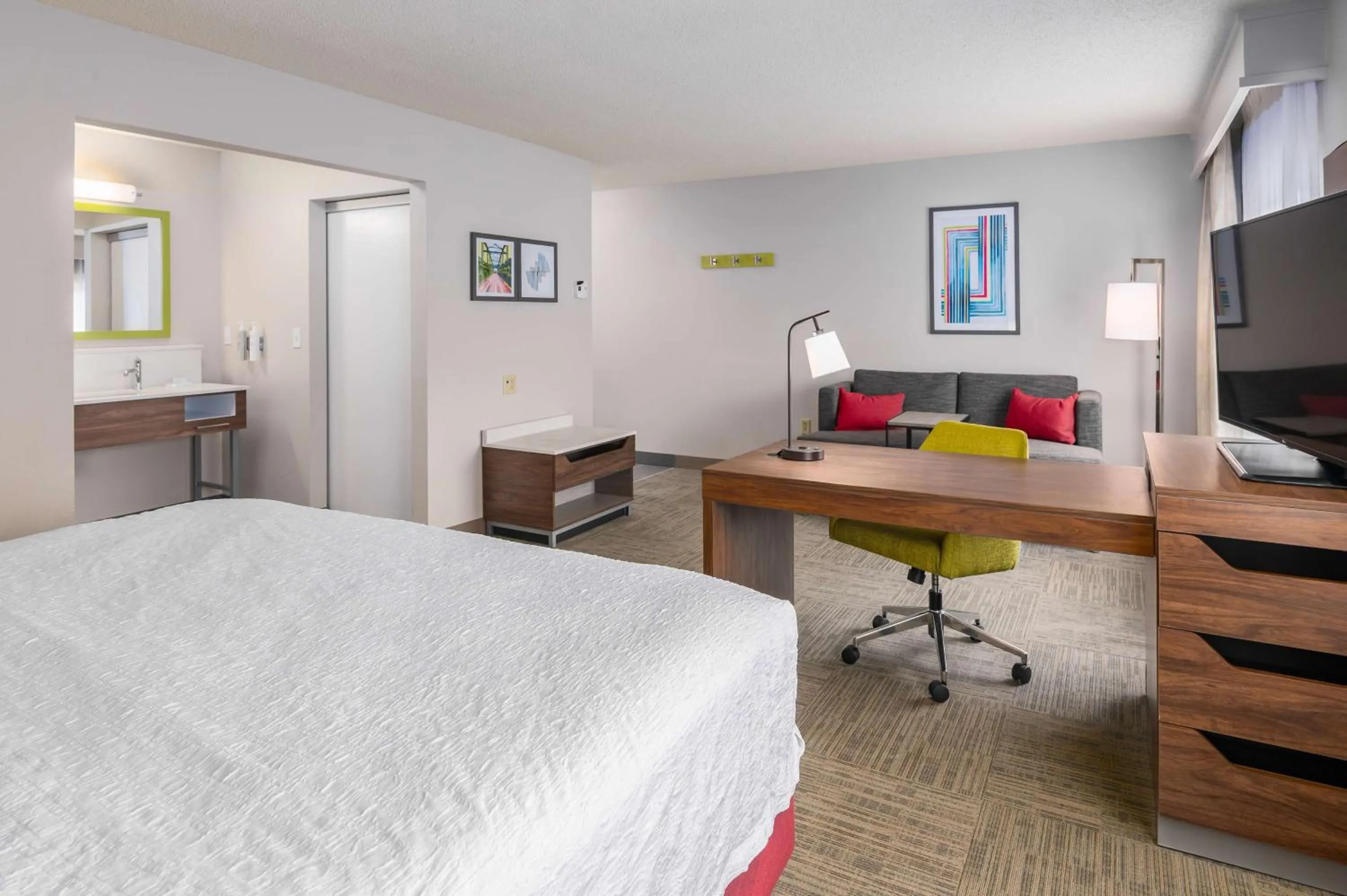 Living room, Bed in Hampton Inn & Suites Hartford-Manchester