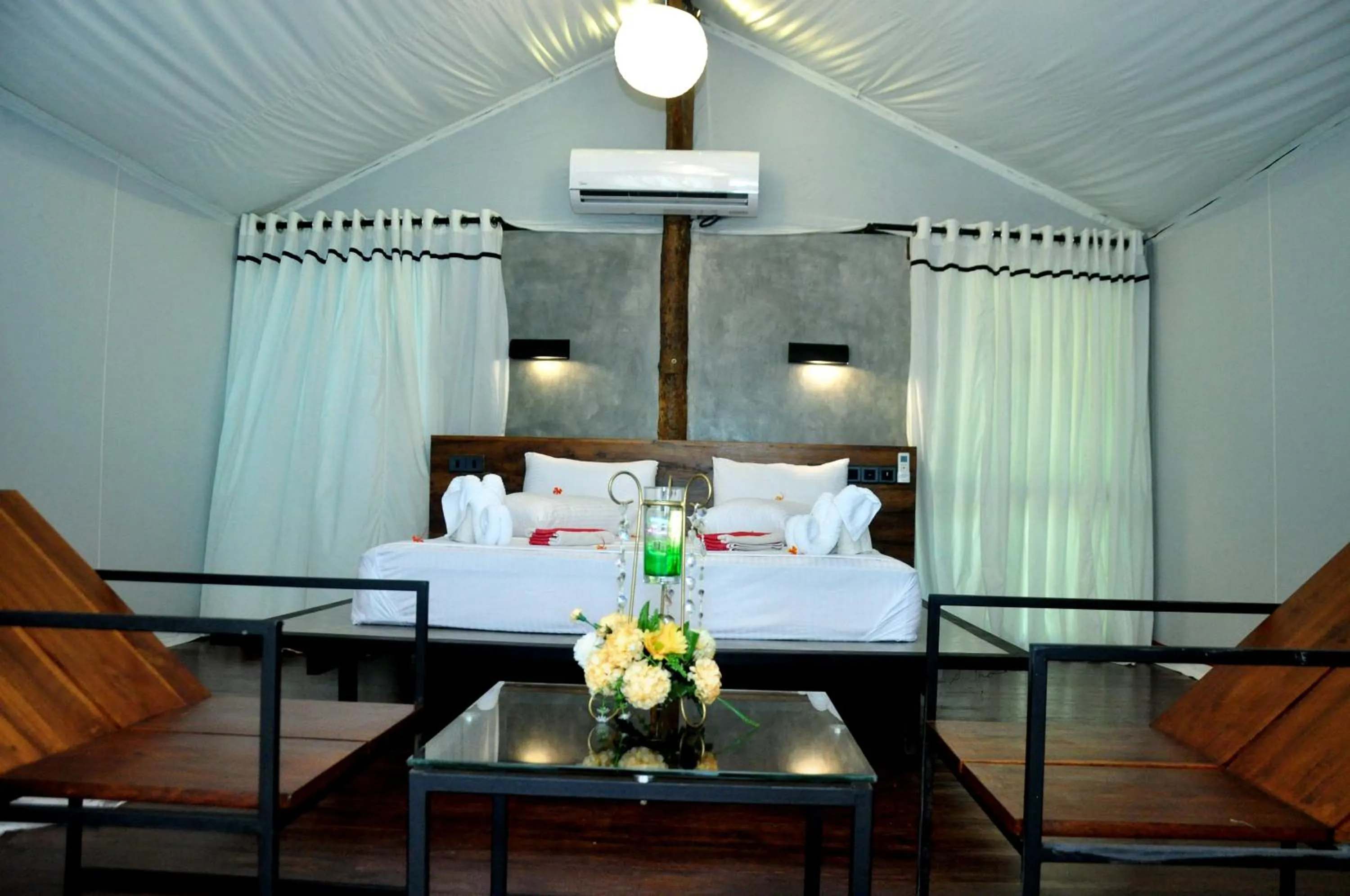 Shower, Bed in Kottawatta Village