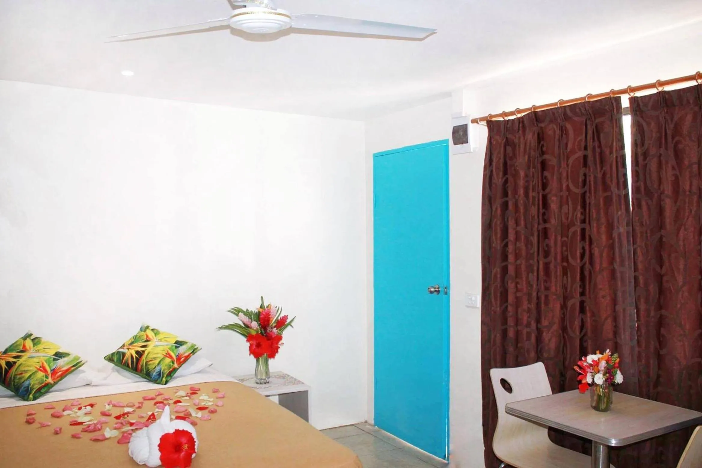 Bed in Pacific Paradise Motel