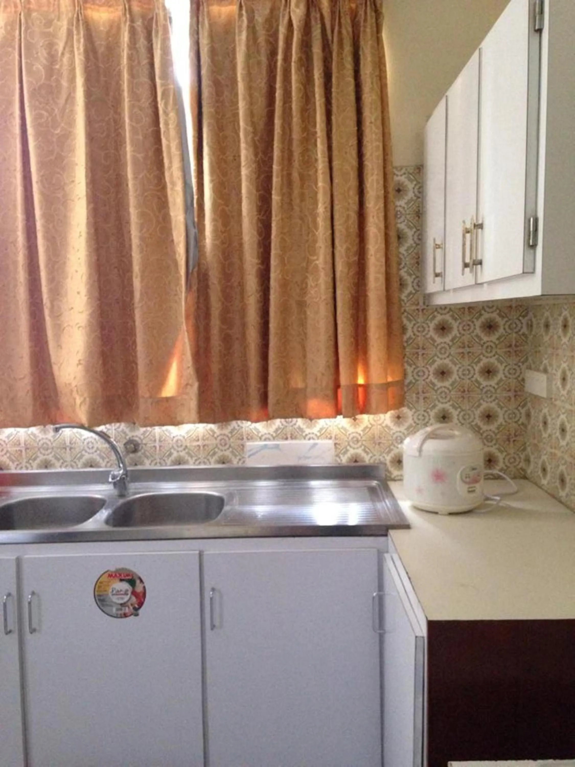 Kitchen or kitchenette in Pacific Paradise Motel