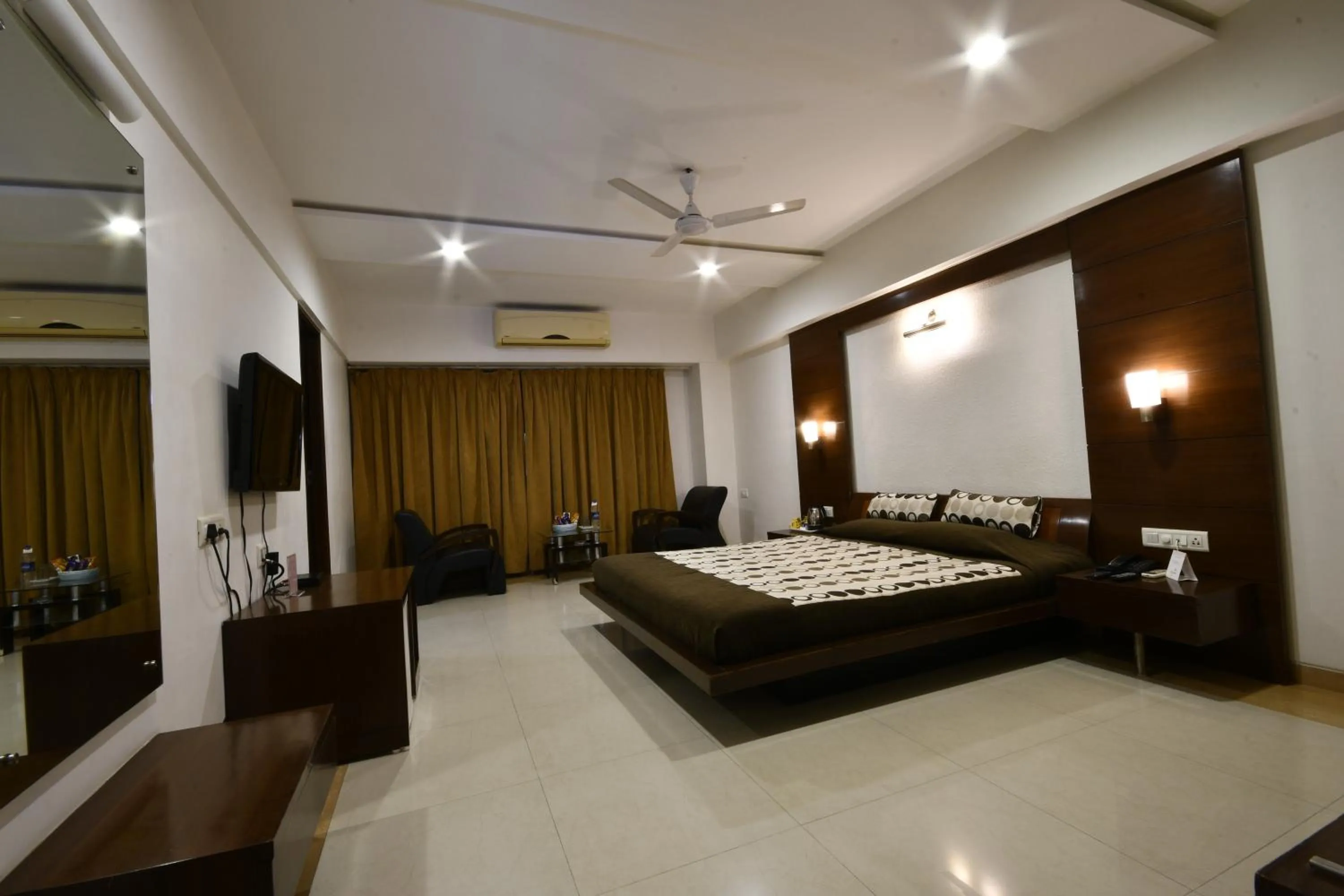 Photo of the whole room, Bed in Hotel Platinum Residency