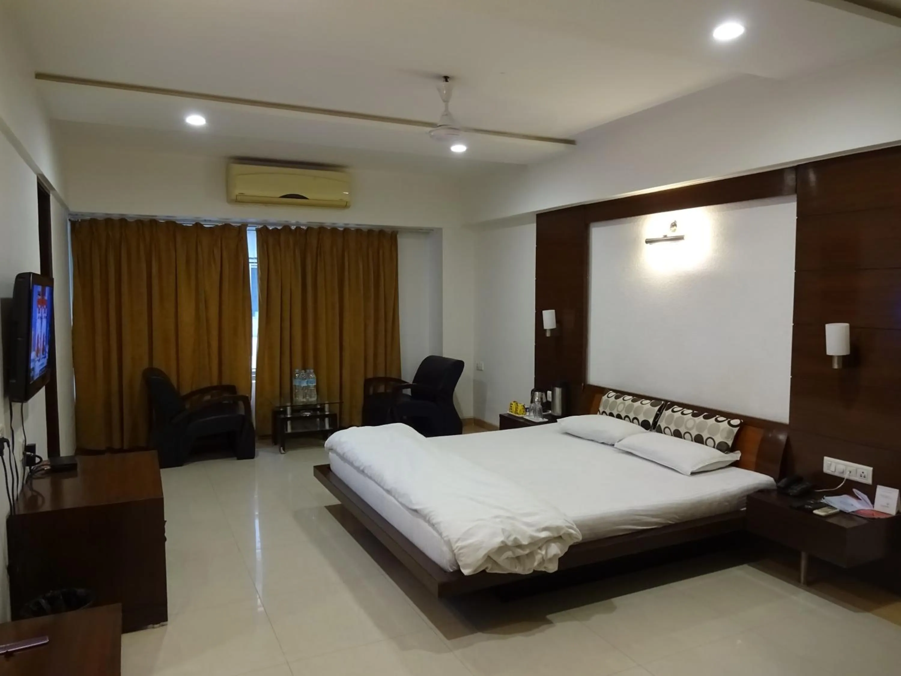 Bathroom, Bed in Hotel Platinum Residency