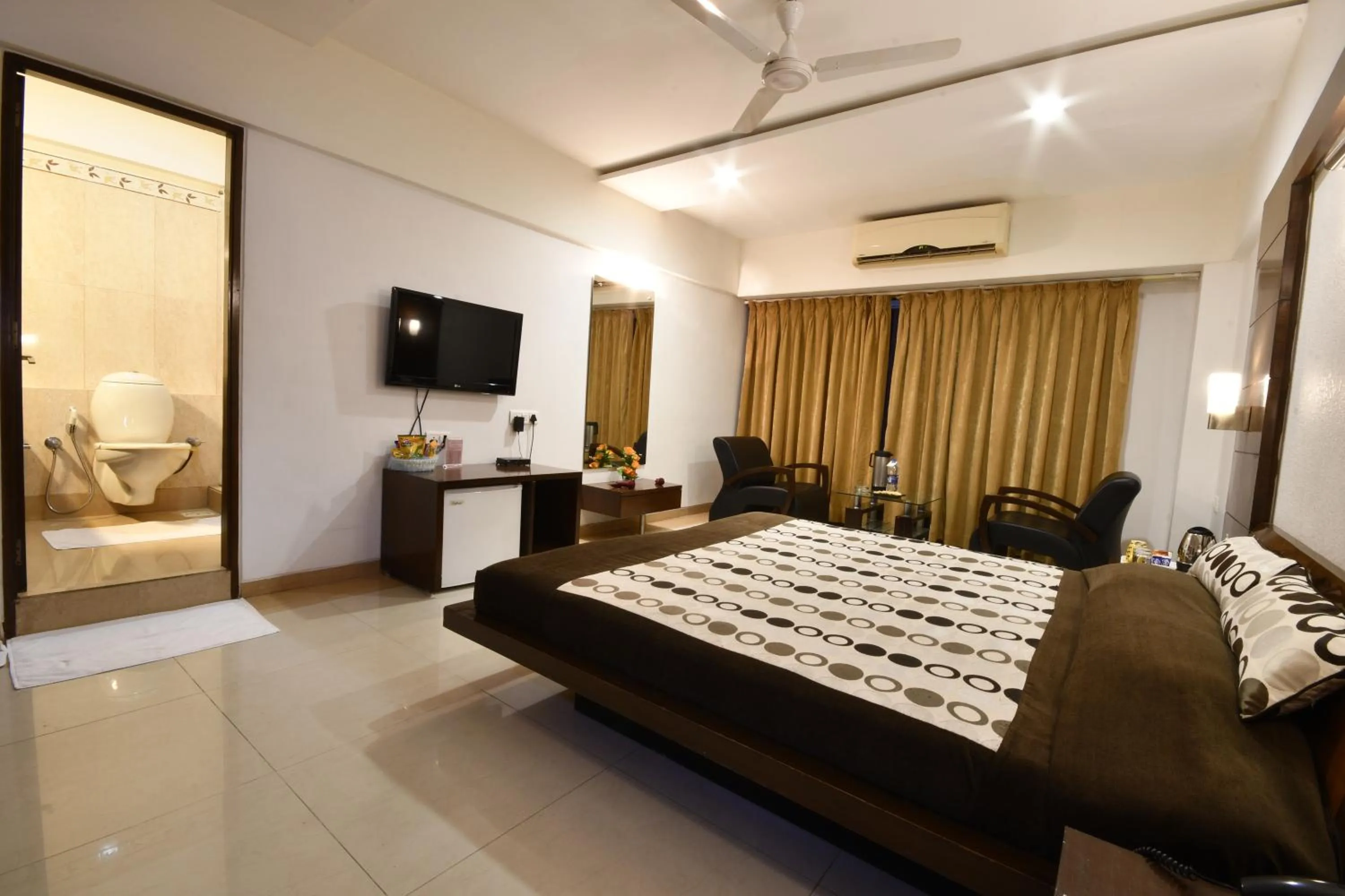 Photo of the whole room, Bed in Hotel Platinum Residency