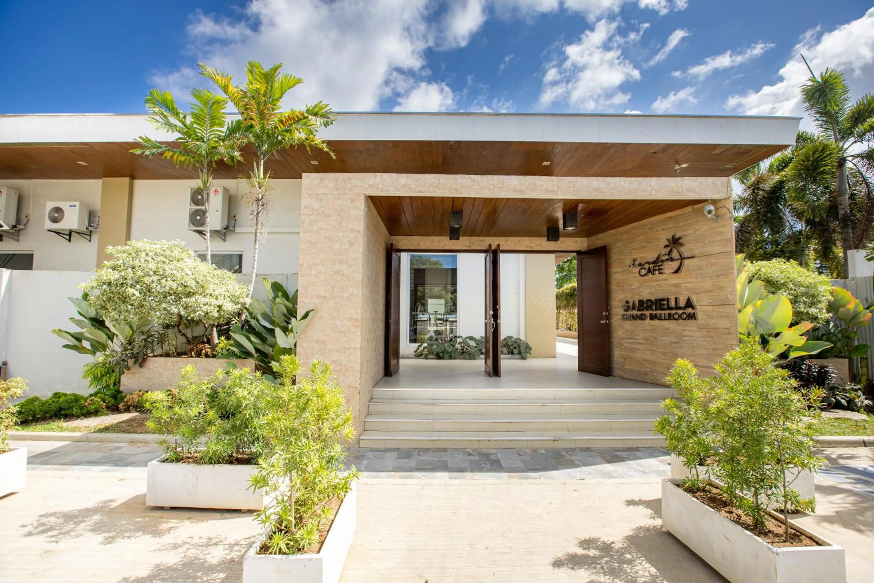 Facade/entrance in Holiday Suites Puerto Princesa