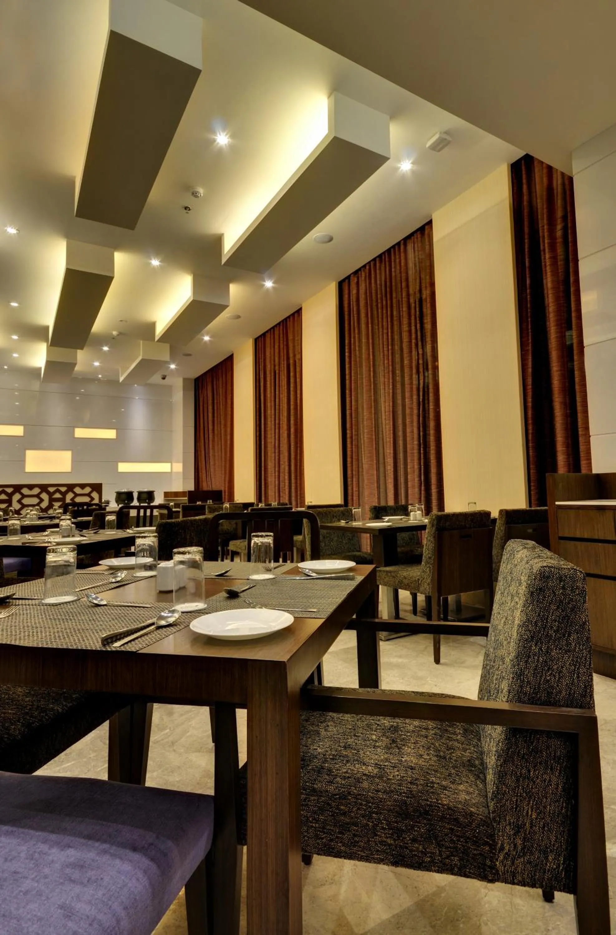 Restaurant/places to eat in Hotel Platinum
