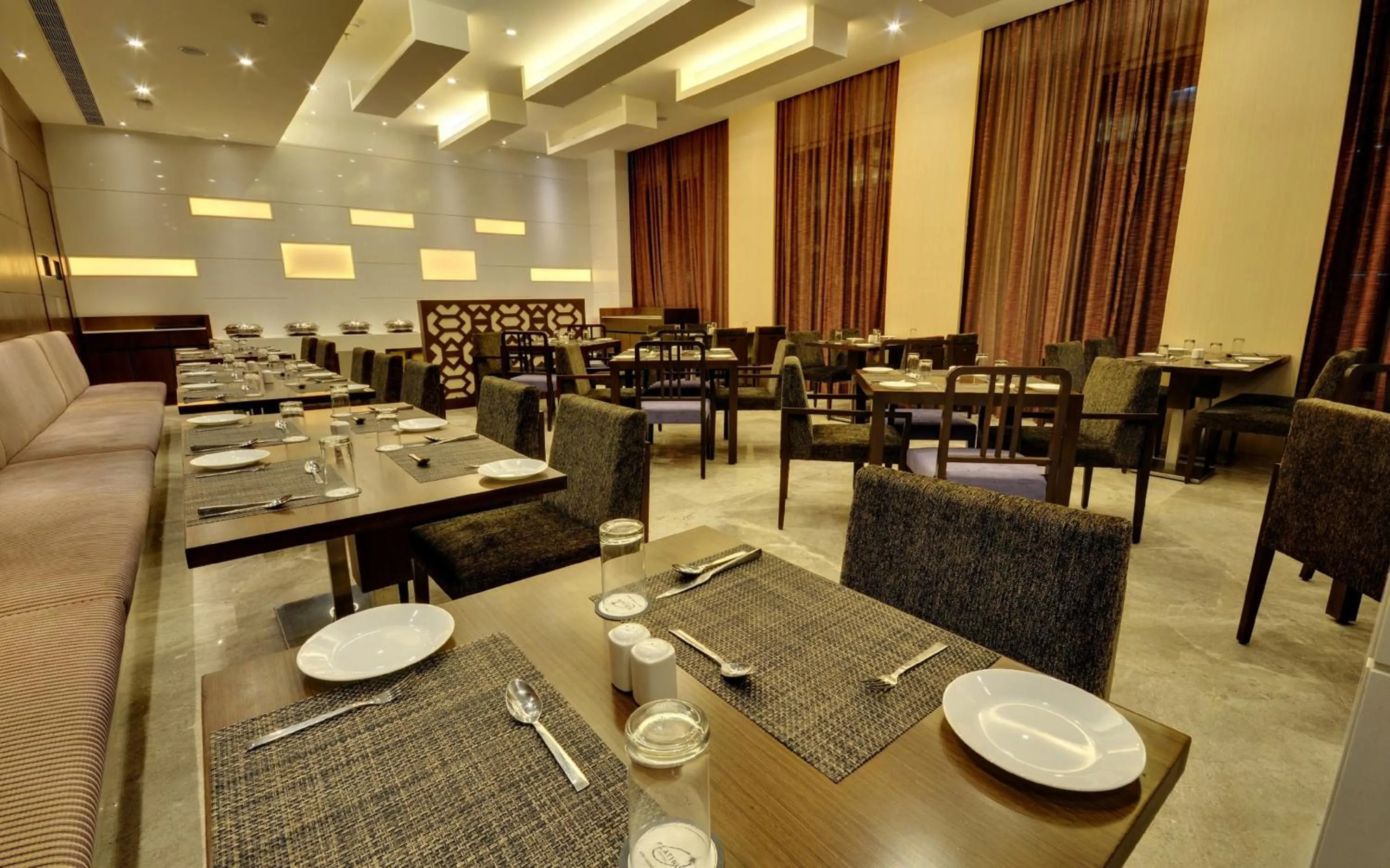 Restaurant/places to eat in Hotel Platinum