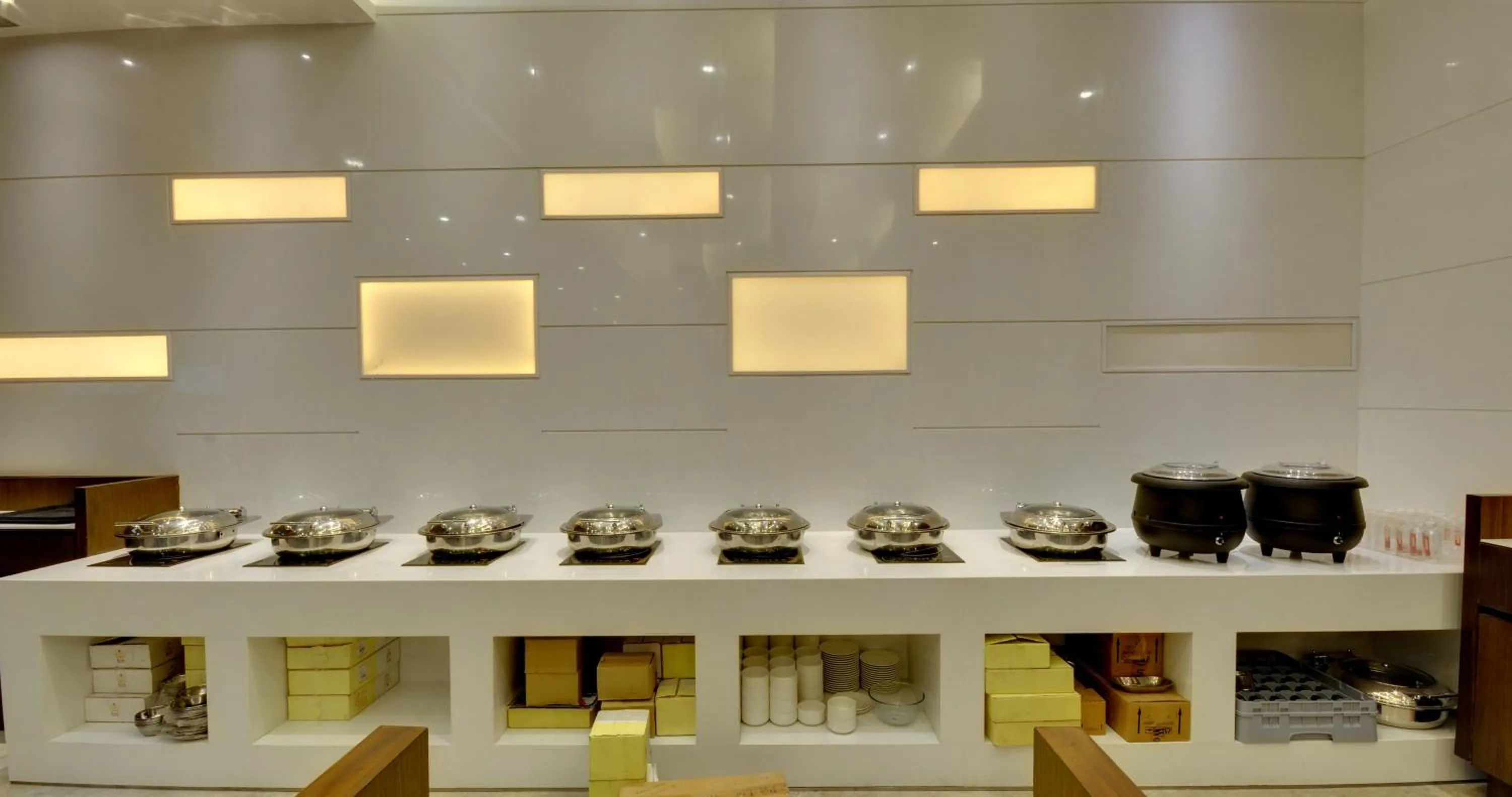 Restaurant/places to eat in Hotel Platinum