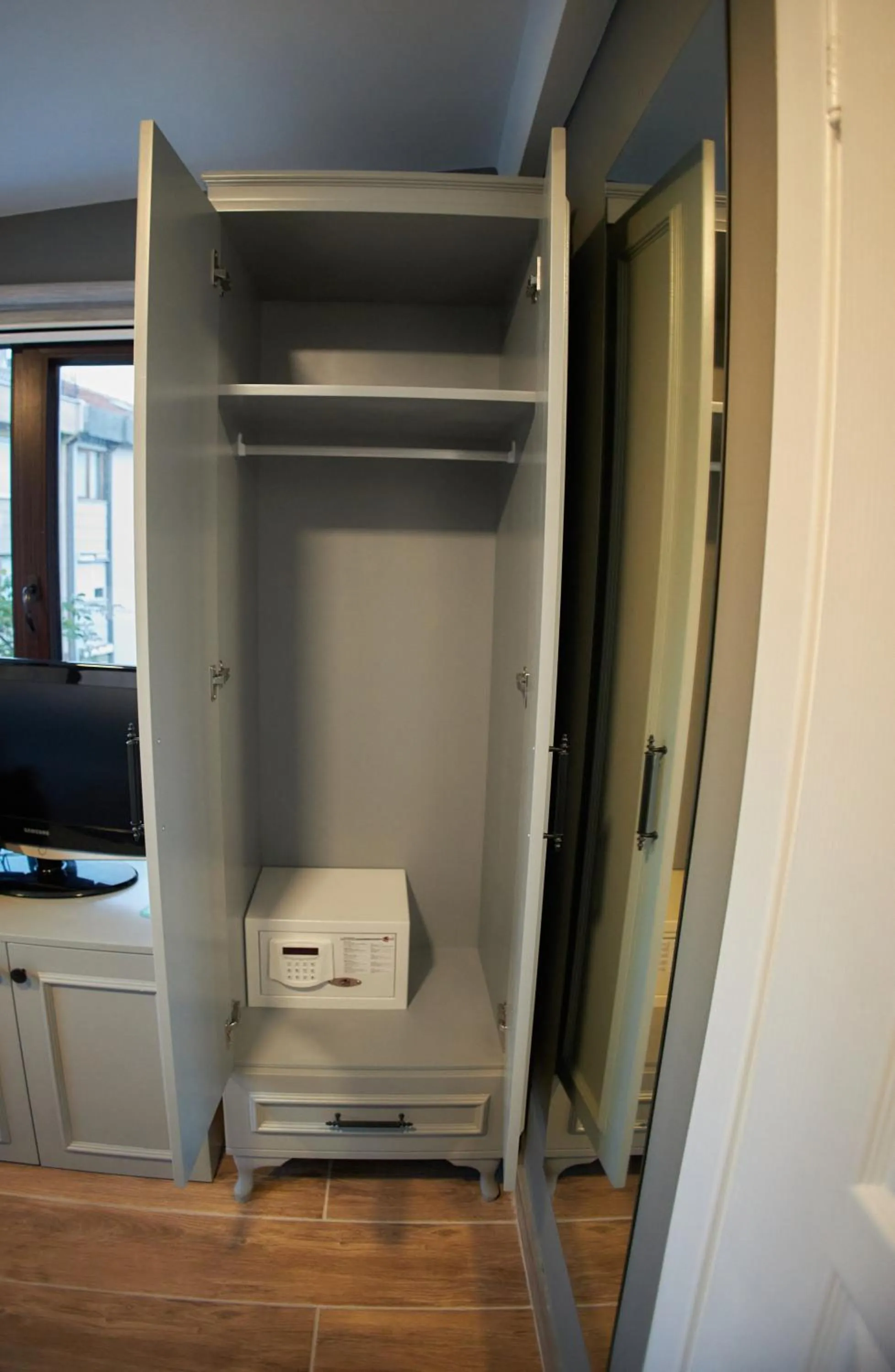 wardrobe in Ortakoy Aysem Sultan Hotel