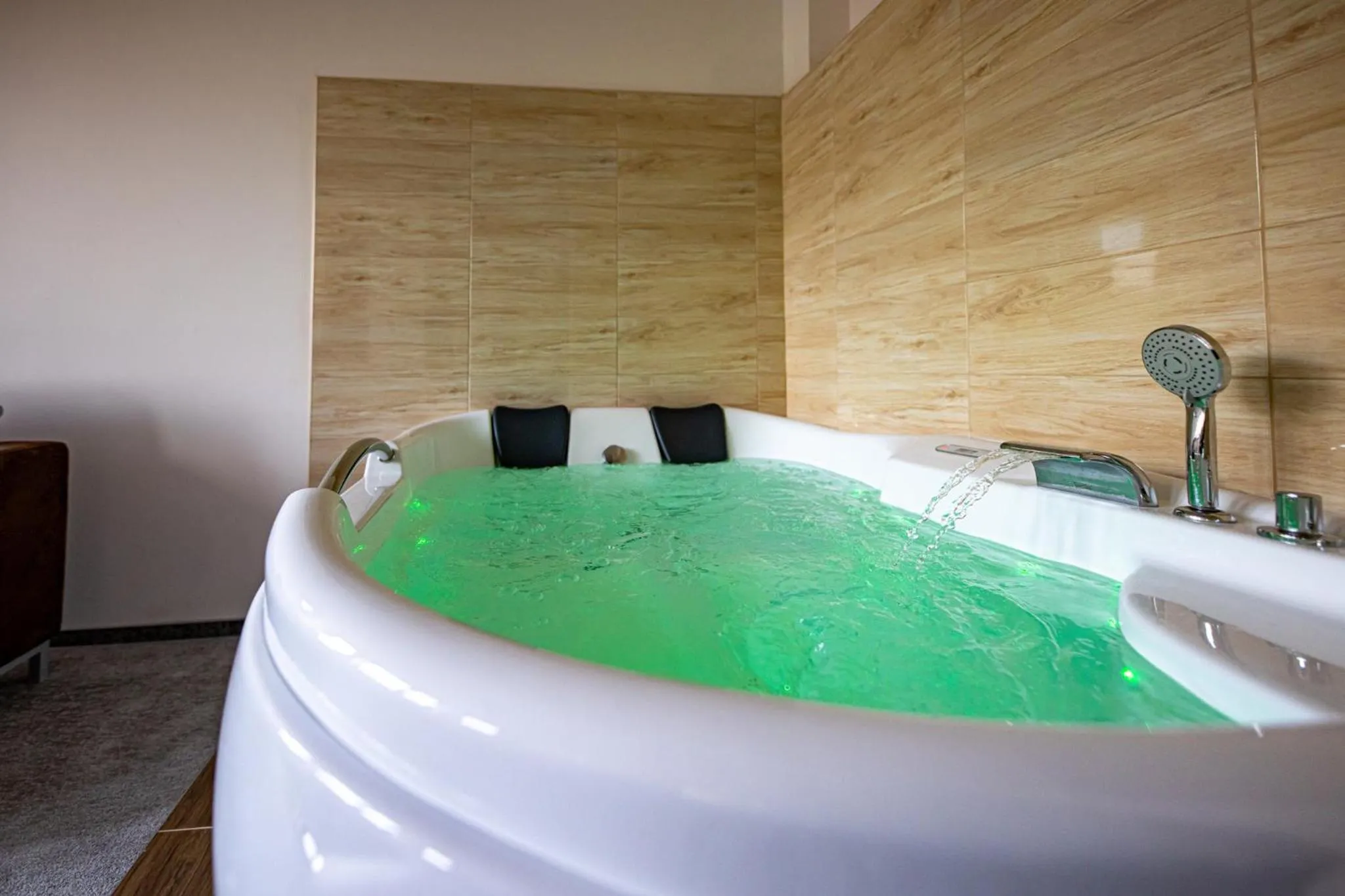 Hot Tub in Bazilika alatt Panzió