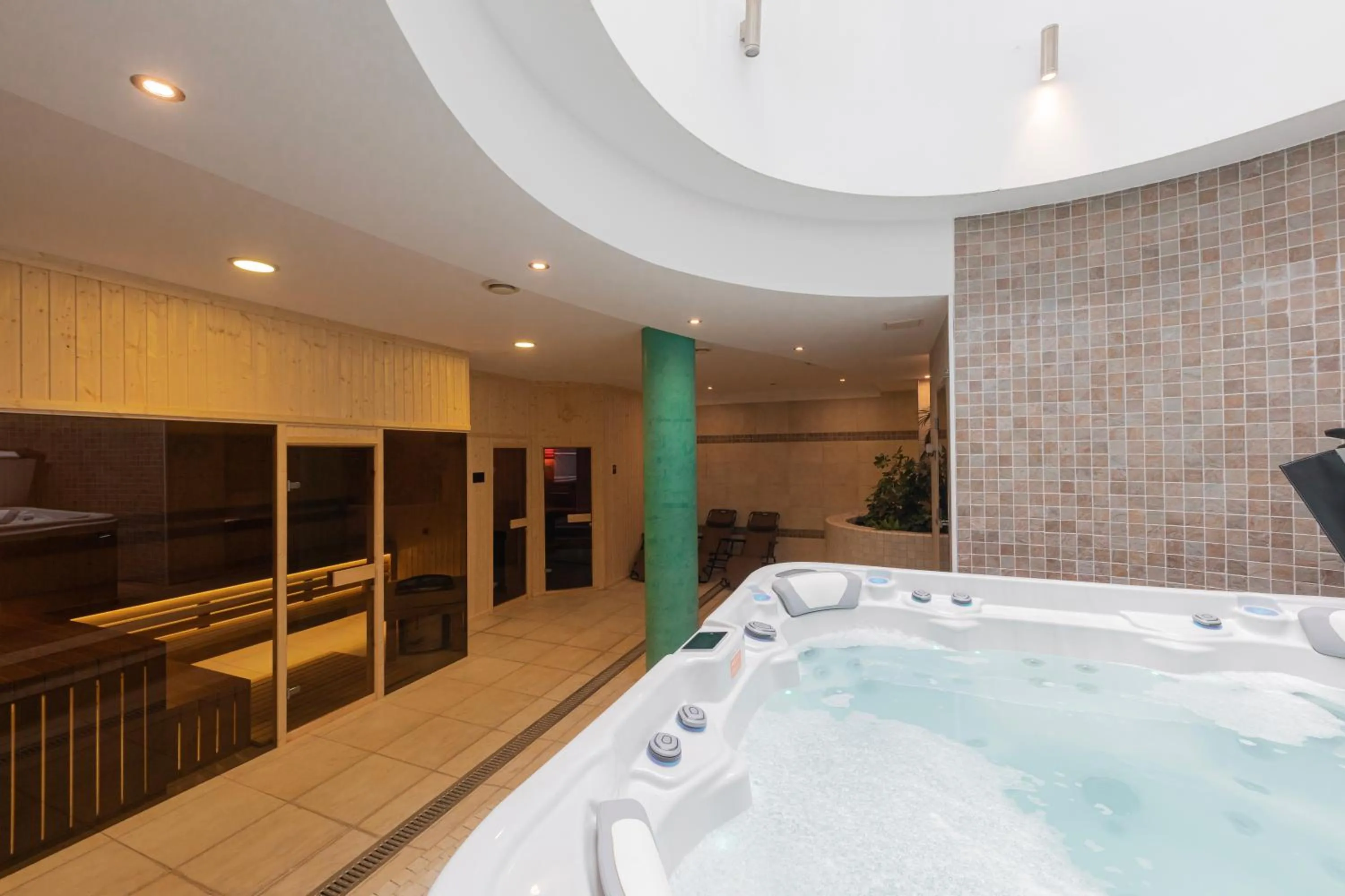 Hot Tub in Bazilika alatt Panzió